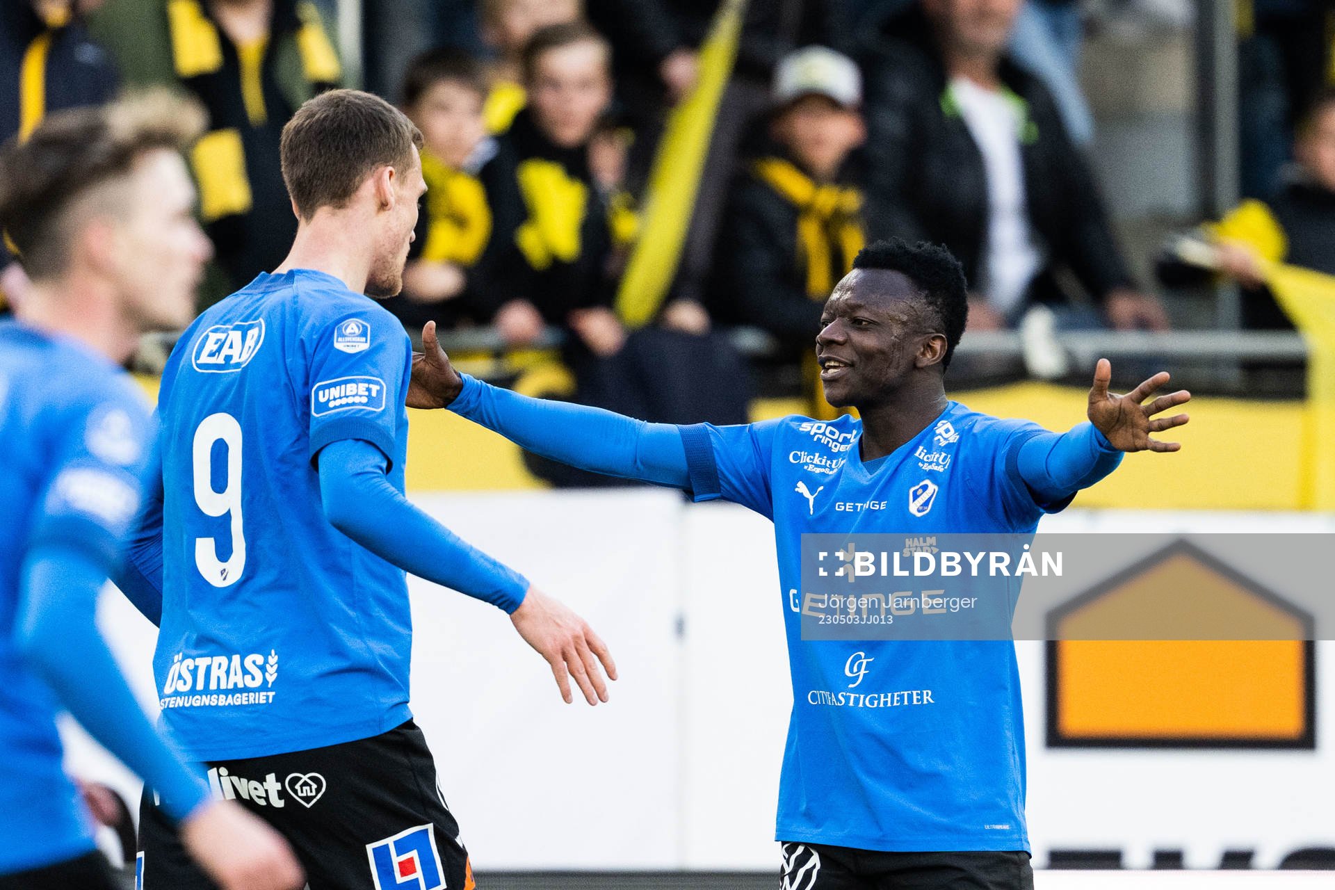 Halmstads Viktor Granath och Thomas Boakye jublar