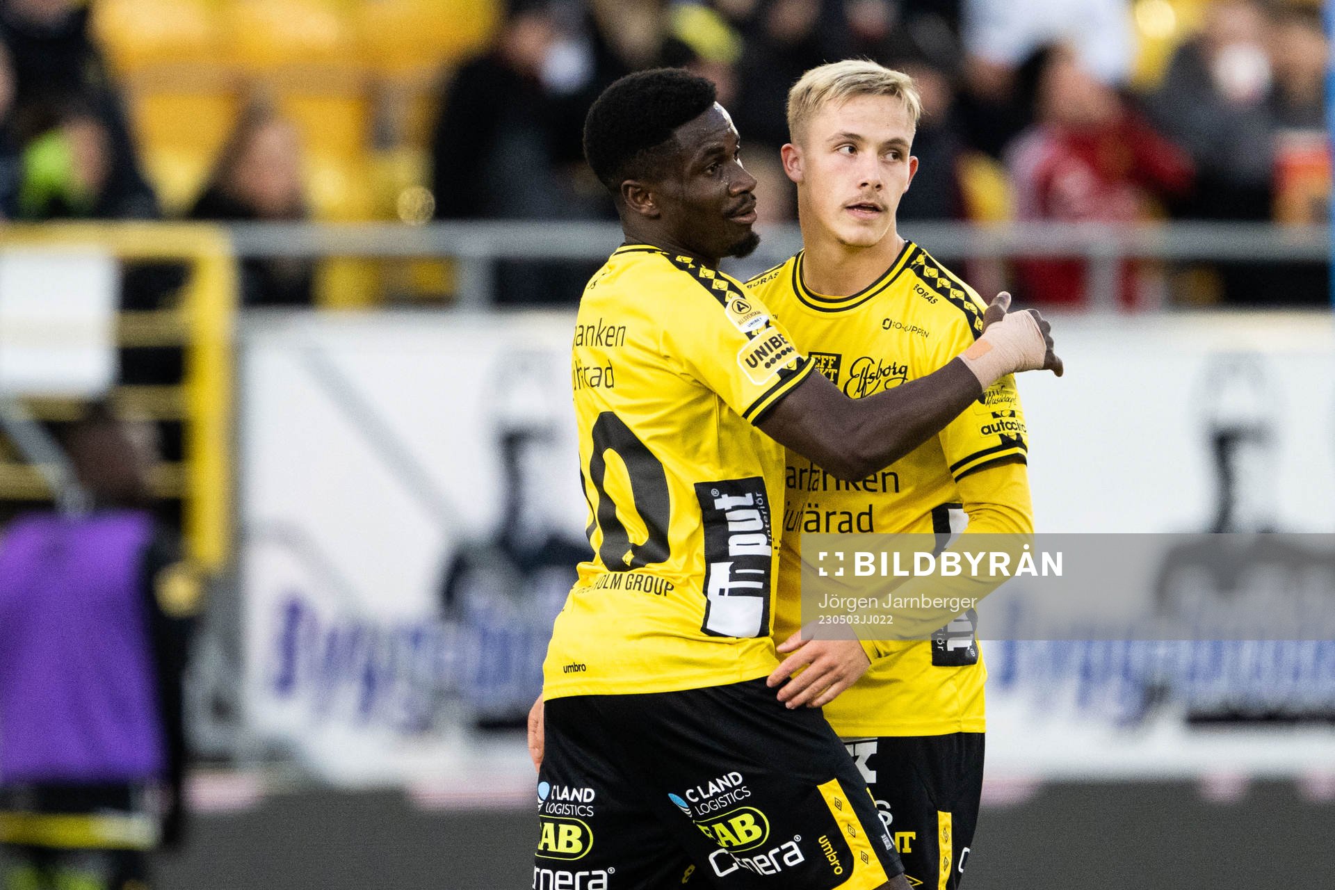 Elfsborgs Michael Baidoo och Jacob Ondrejka jublar efter 1-1 under fotbollsmatchen i Allsvenskan mellan Elfsborg och Halmstad den 3 maj 2023 i Borås.