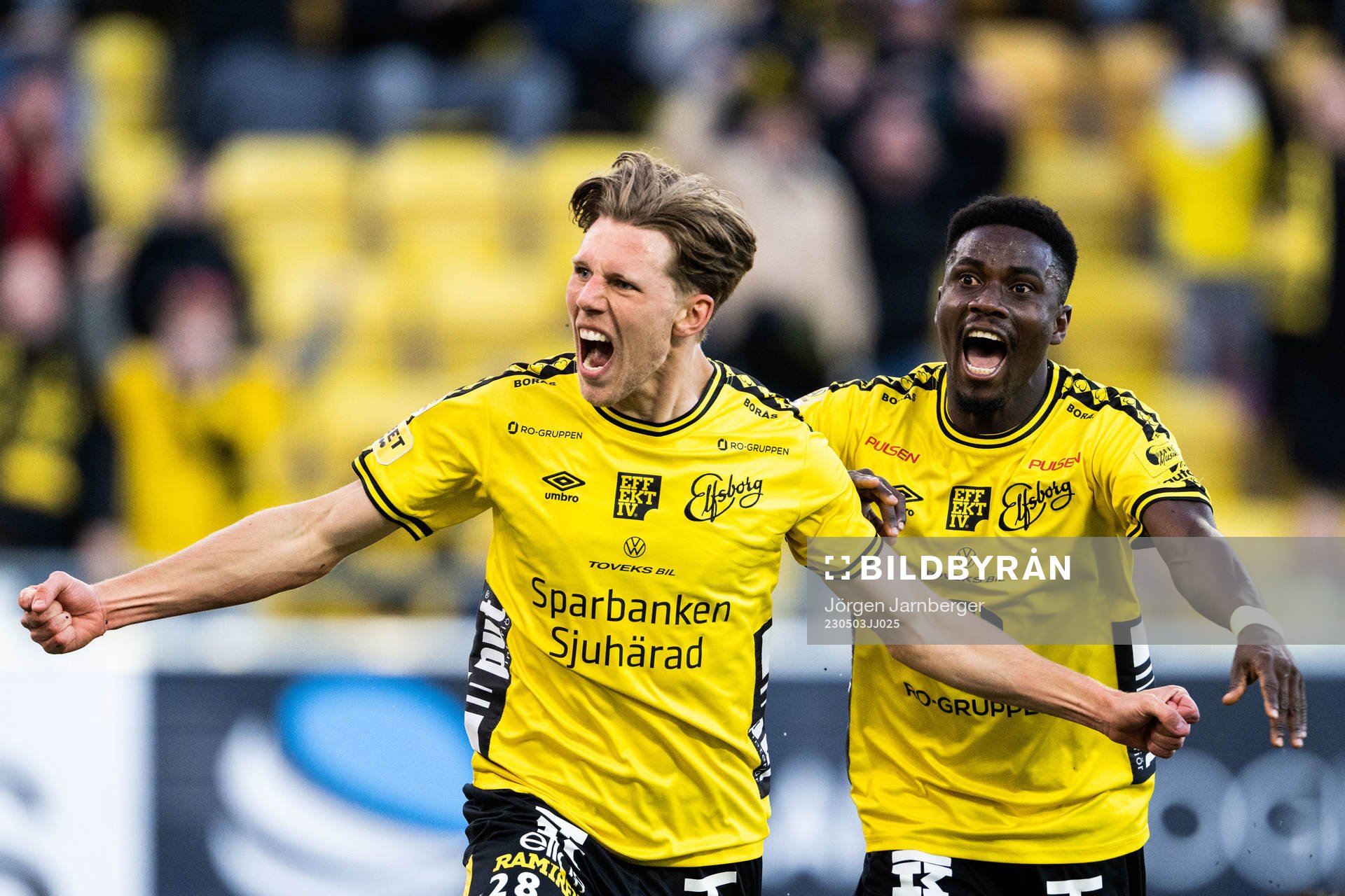 Elfsborgs Noah Söderberg jublar med Michael Baidoo
