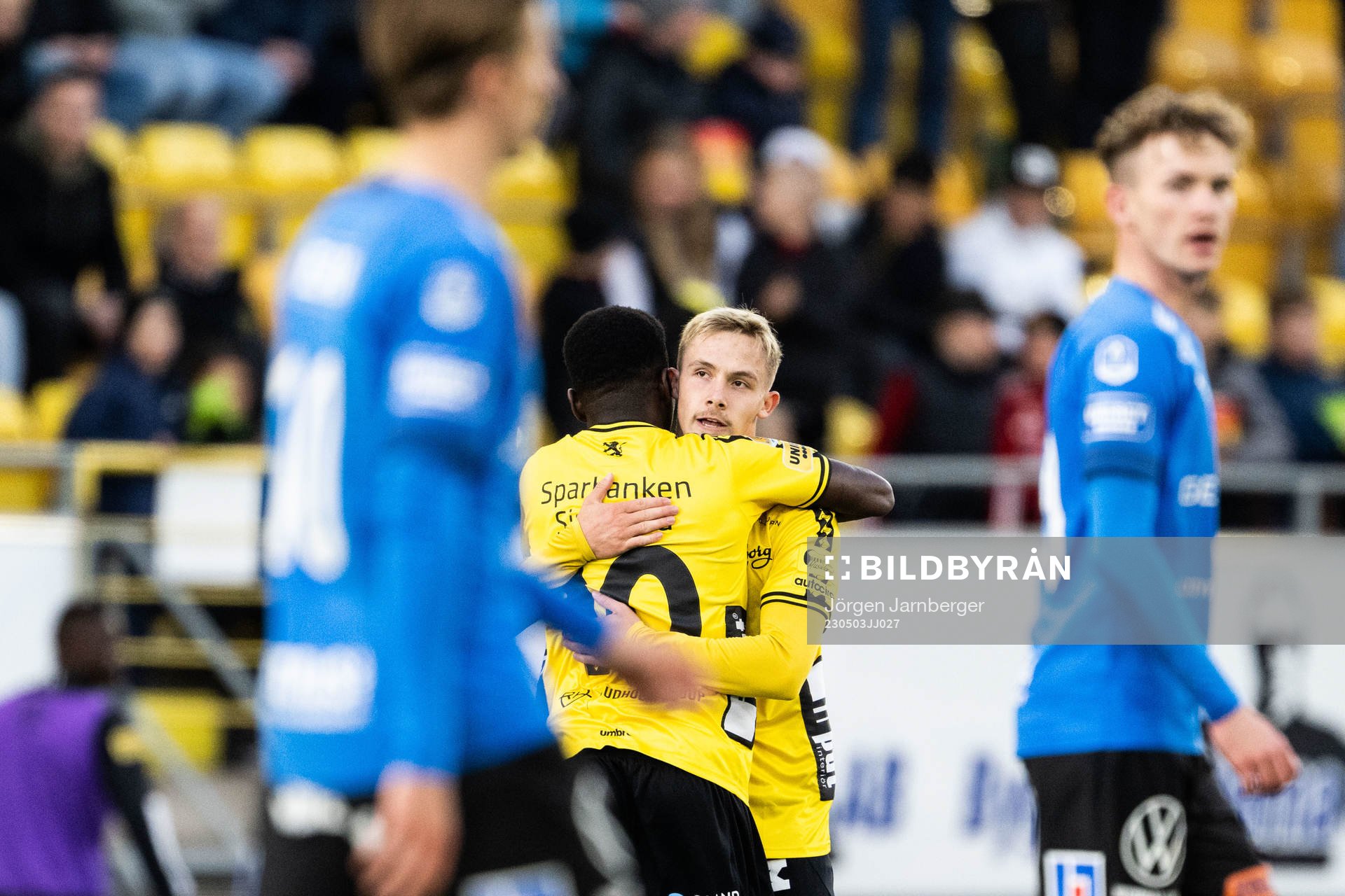 Elfsborgs Michael Baidoo och Jacob Ondrejka jublar efter 1-1 under fotbollsmatchen i Allsvenskan mellan Elfsborg och Halmstad den 3 maj 2023 i Borås.
