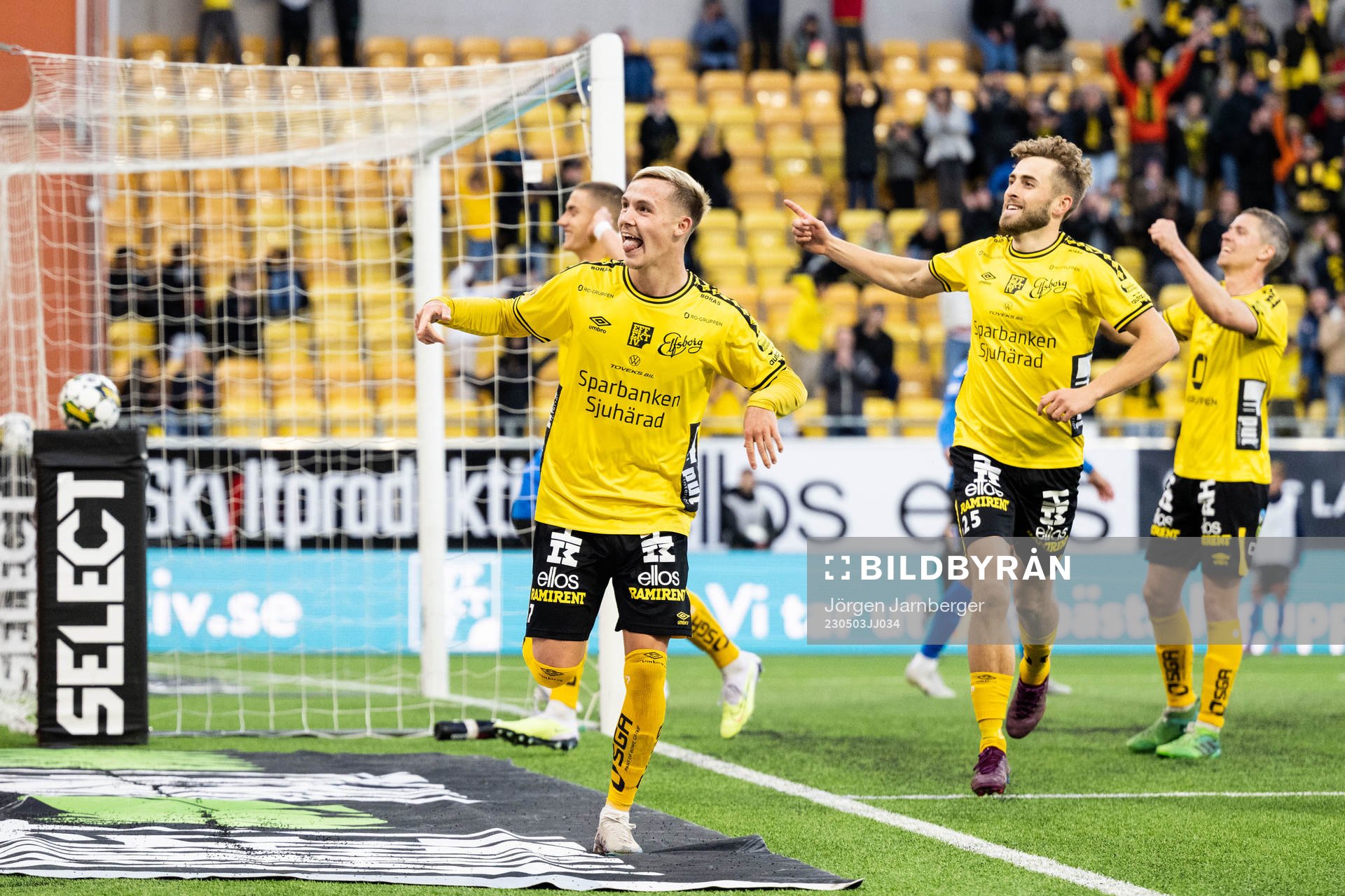 Elfsborgs Jacob Ondrejka jublar med lagkamrater efter 5-1 under fotbollsmatchen i Allsvenskan mellan Elfsborg och Halmstad den 3 maj 2023 i Borås.
