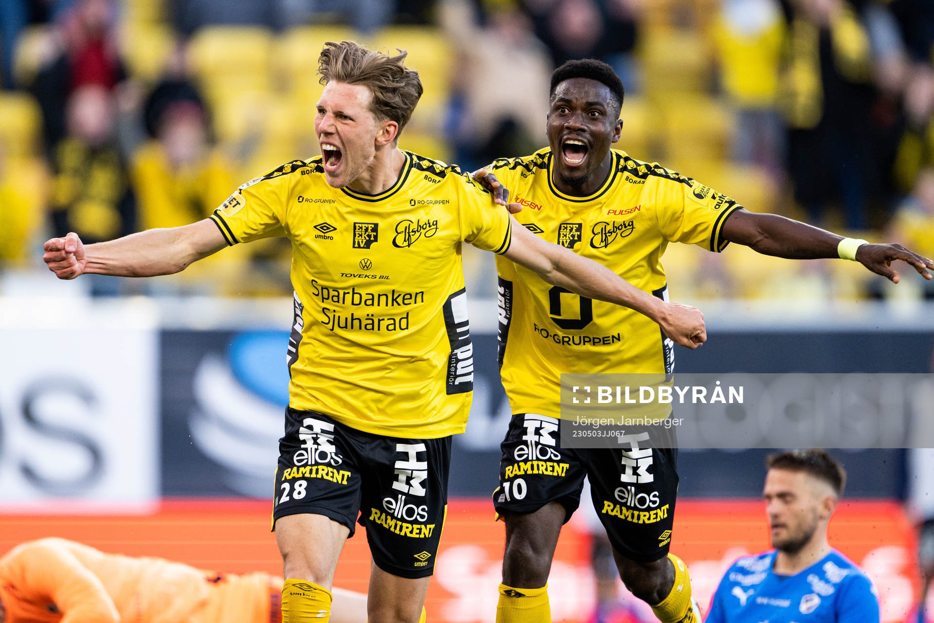 Elfsborgs Noah Söderberg och Michael Baidoo jublar under fotbollsmatchen i Allsvenskan mellan Elfsborg och Halmstad den 3 maj 2023 i Borås.