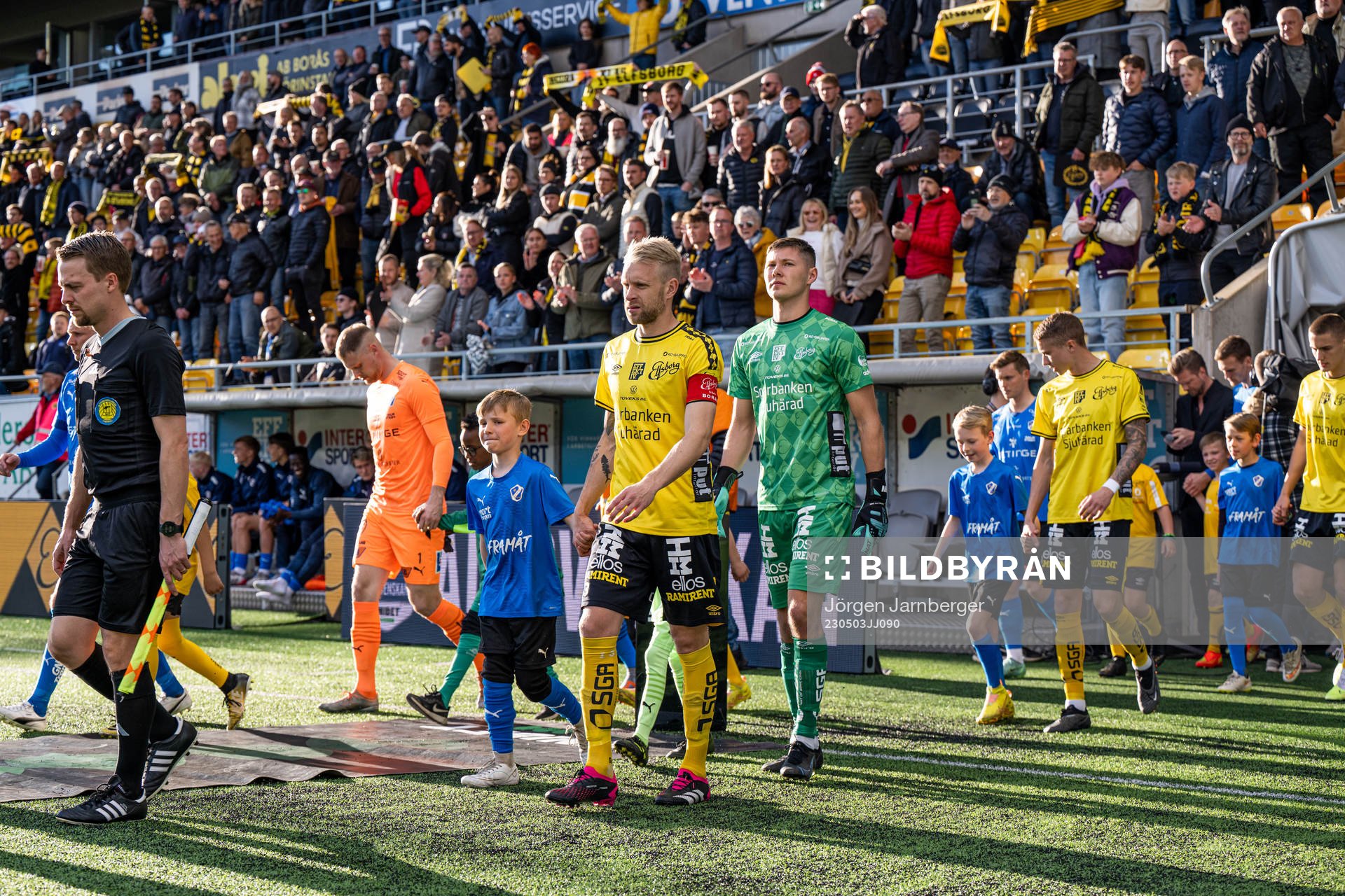 Lagen kommer in på arenan