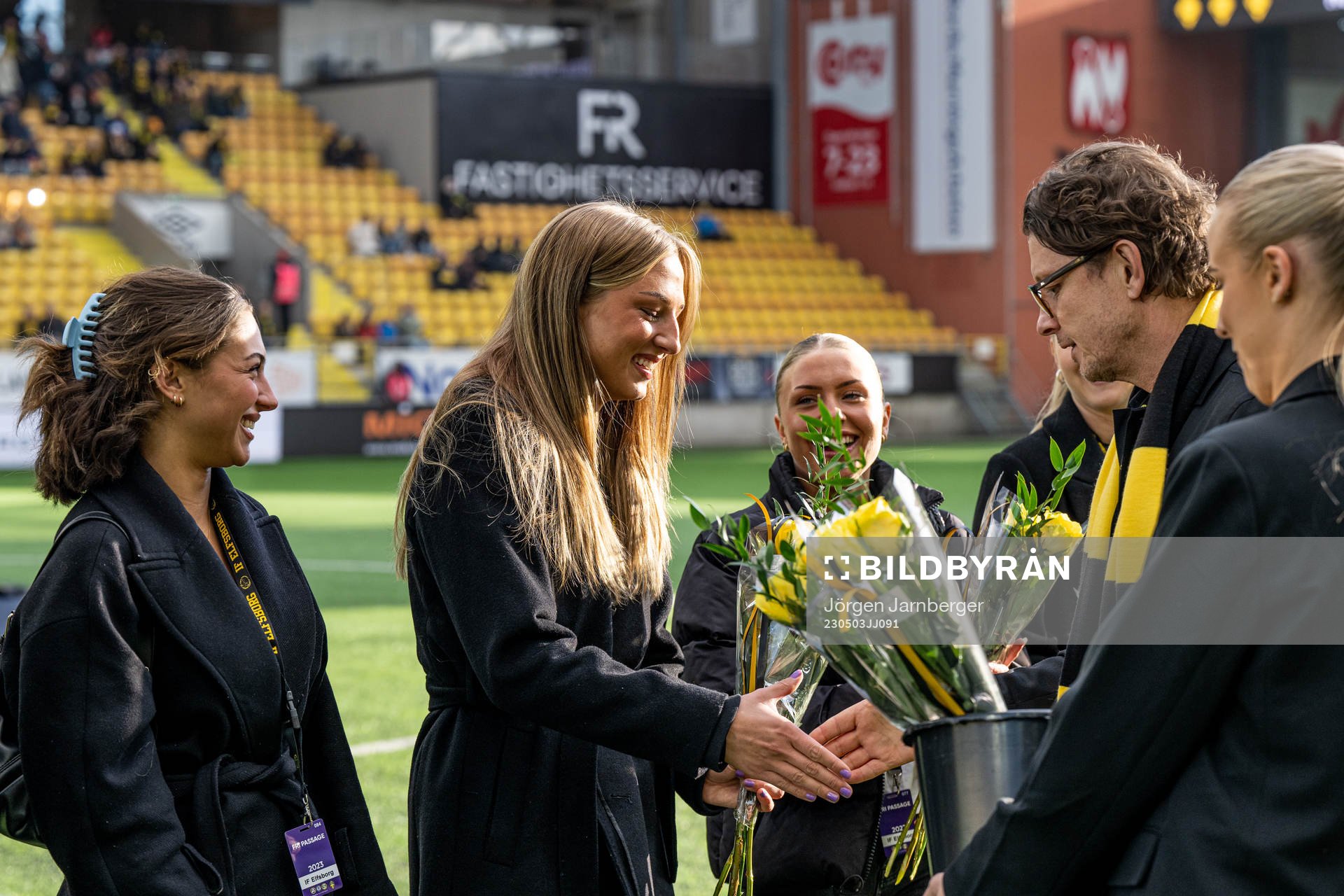 Elfsborgs klubbchef Stefan Andreasson delar ut blommor till