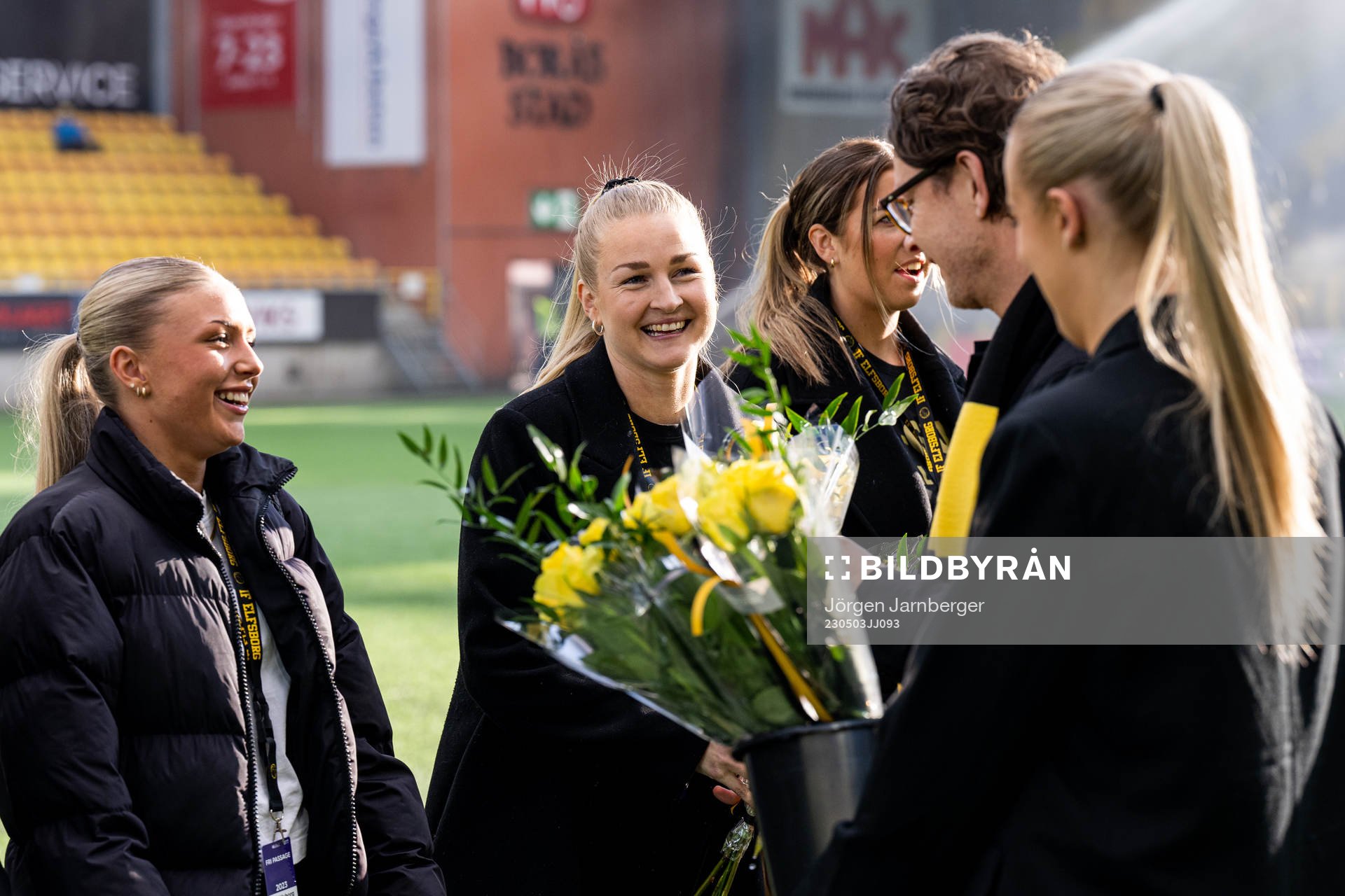 Elfsborgs klubbchef Stefan Andreasson delar ut blommor till