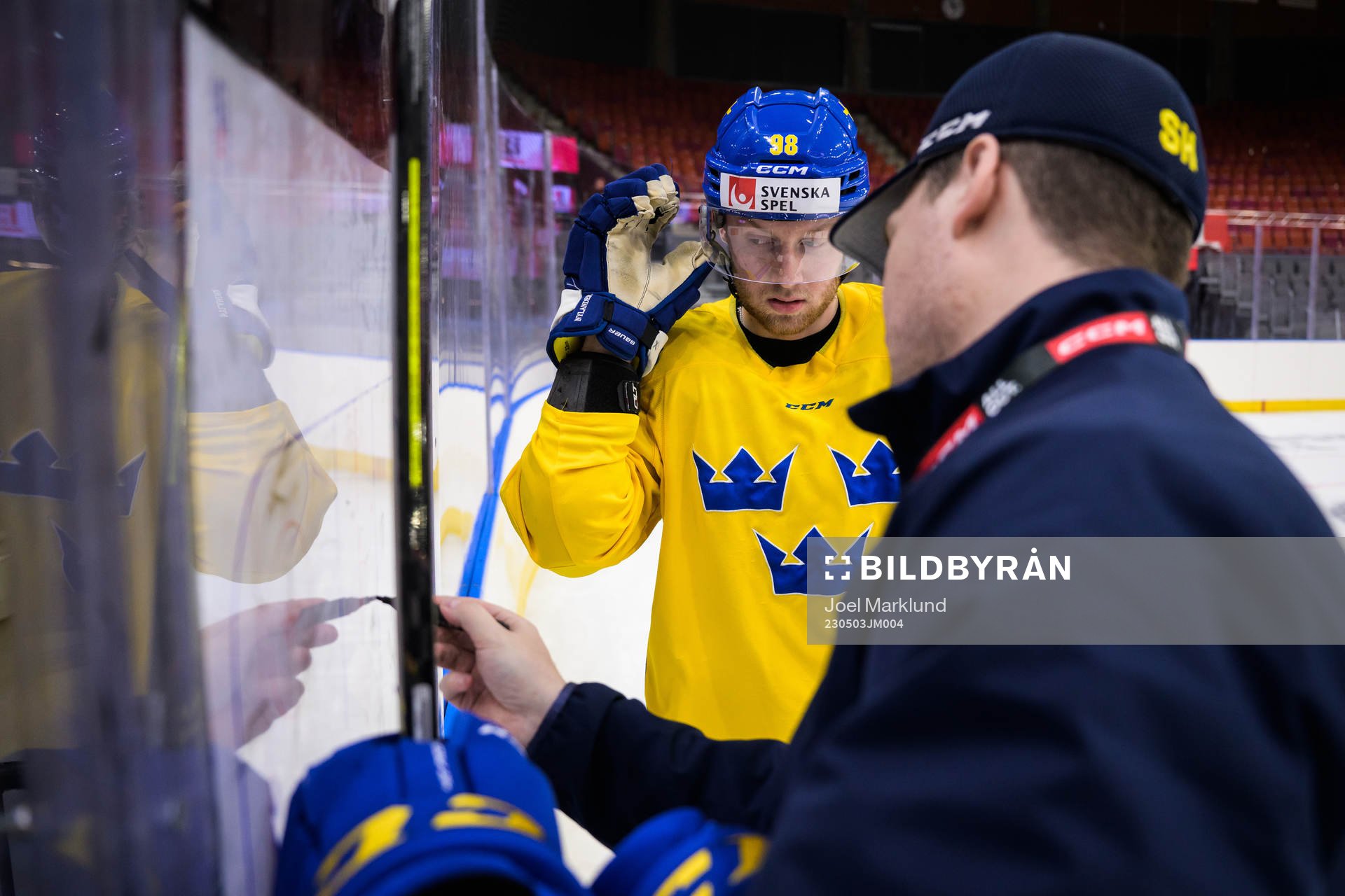 Alexander Nylander and head coach Sam Hallam of Sweden at a