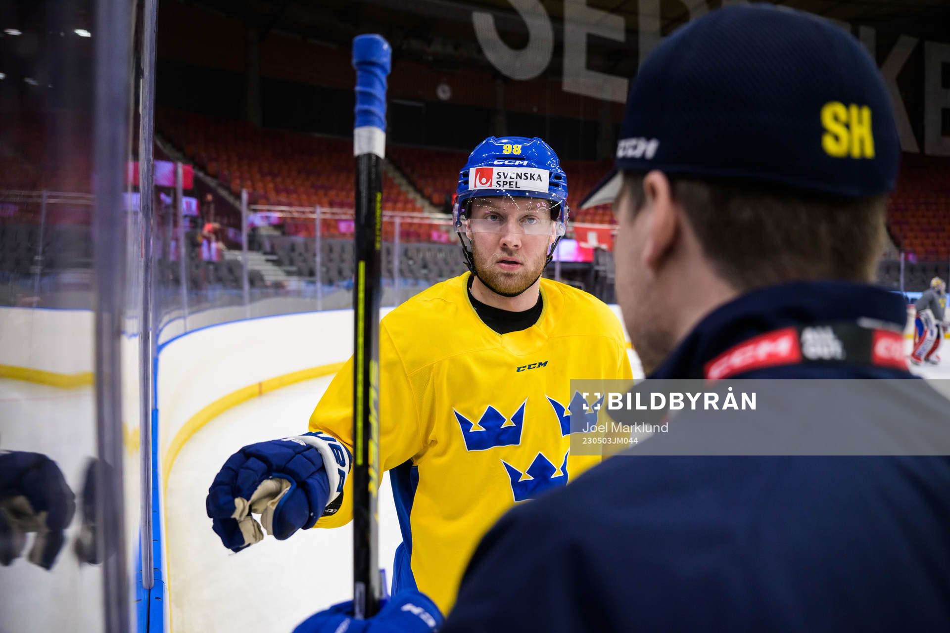 Alexander Nylander and head coach Sam Hallam of Sweden at a