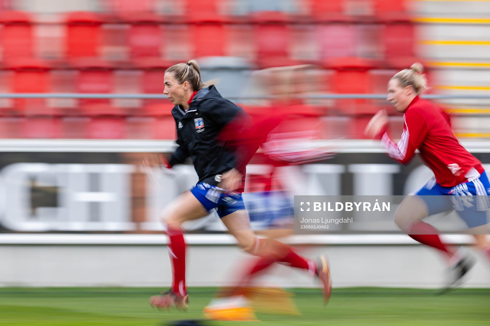 Vittsjös Clara Markstedt värmer upp före fotbollsmatchen