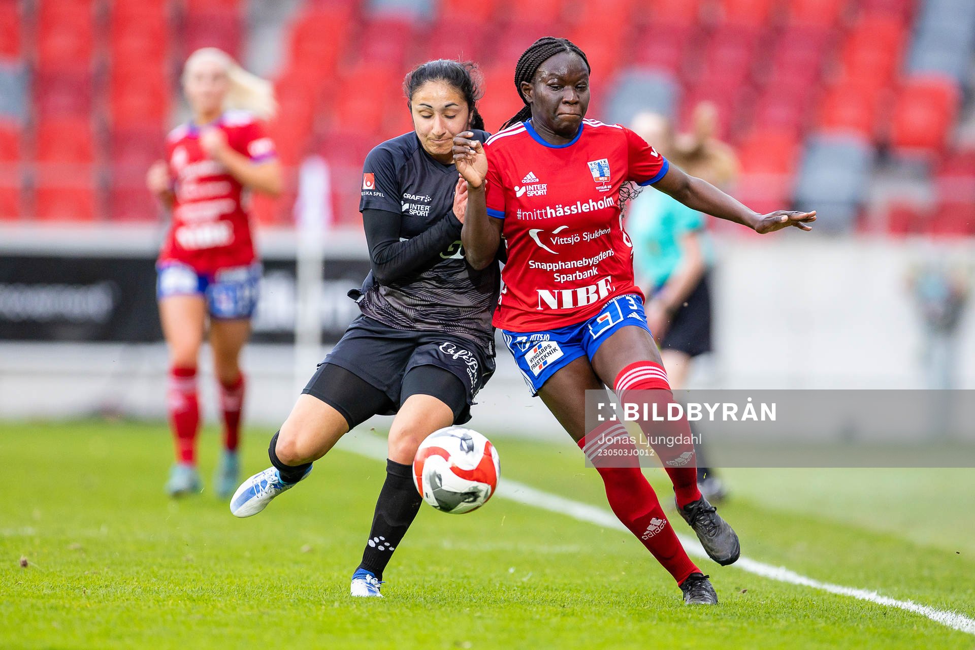 Växjö DFFs Nesrin Akgun och Vittsjös Sura Yekka