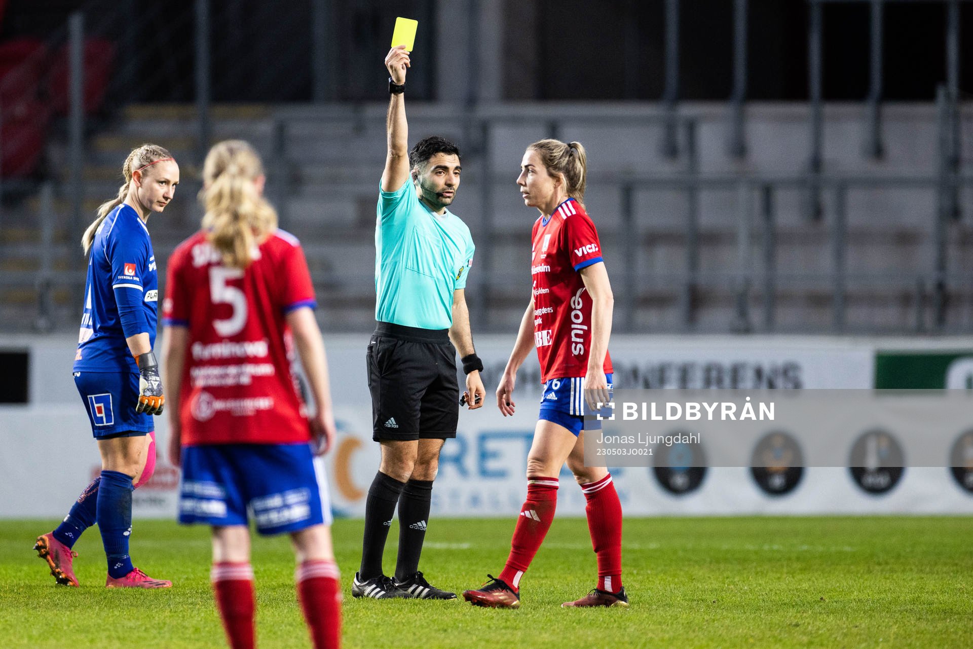 Vittsjös Clara Markstedt tilldelas gult kort av Domare