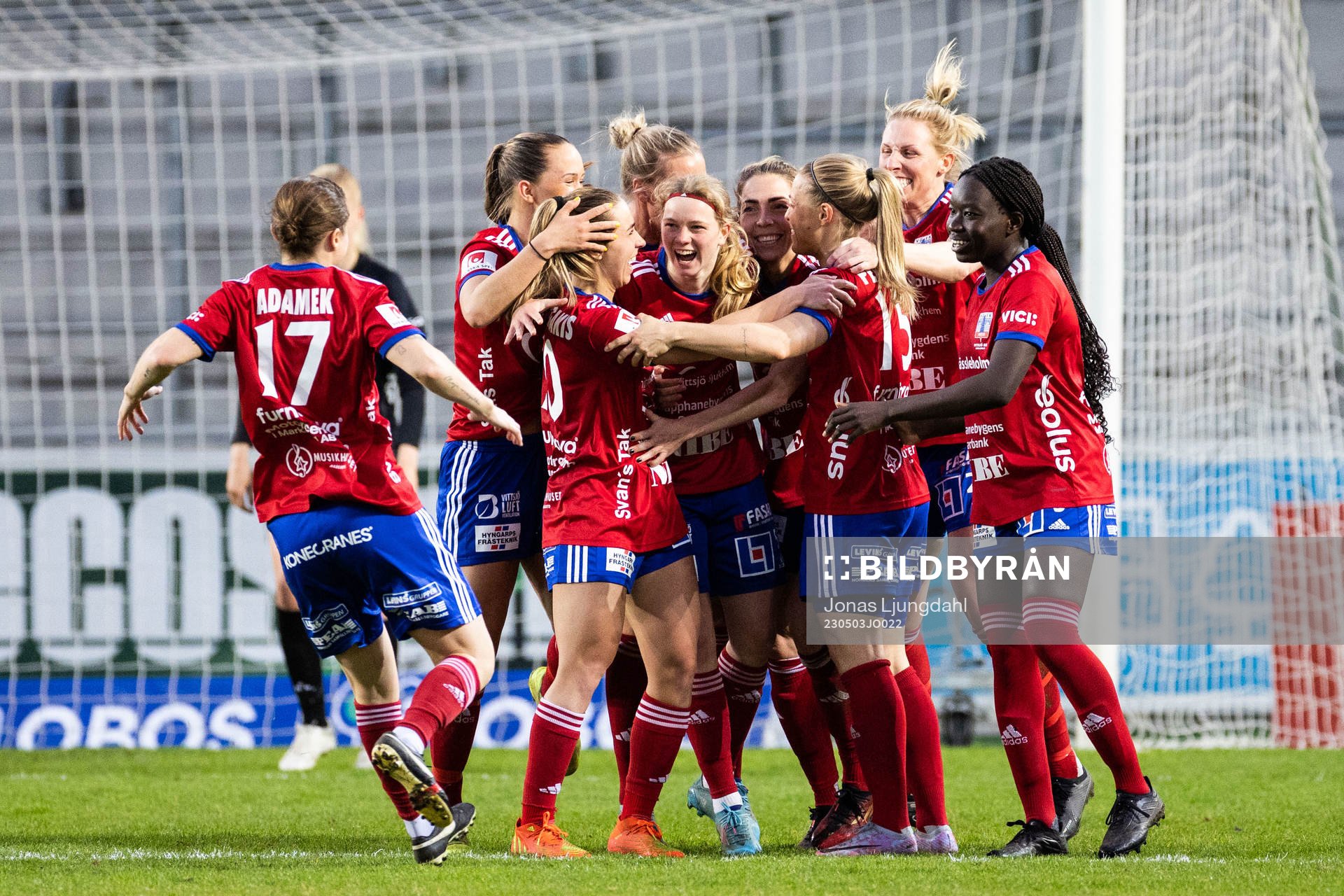 Vittsjös Clara Markstedt jublar med lagkamrater