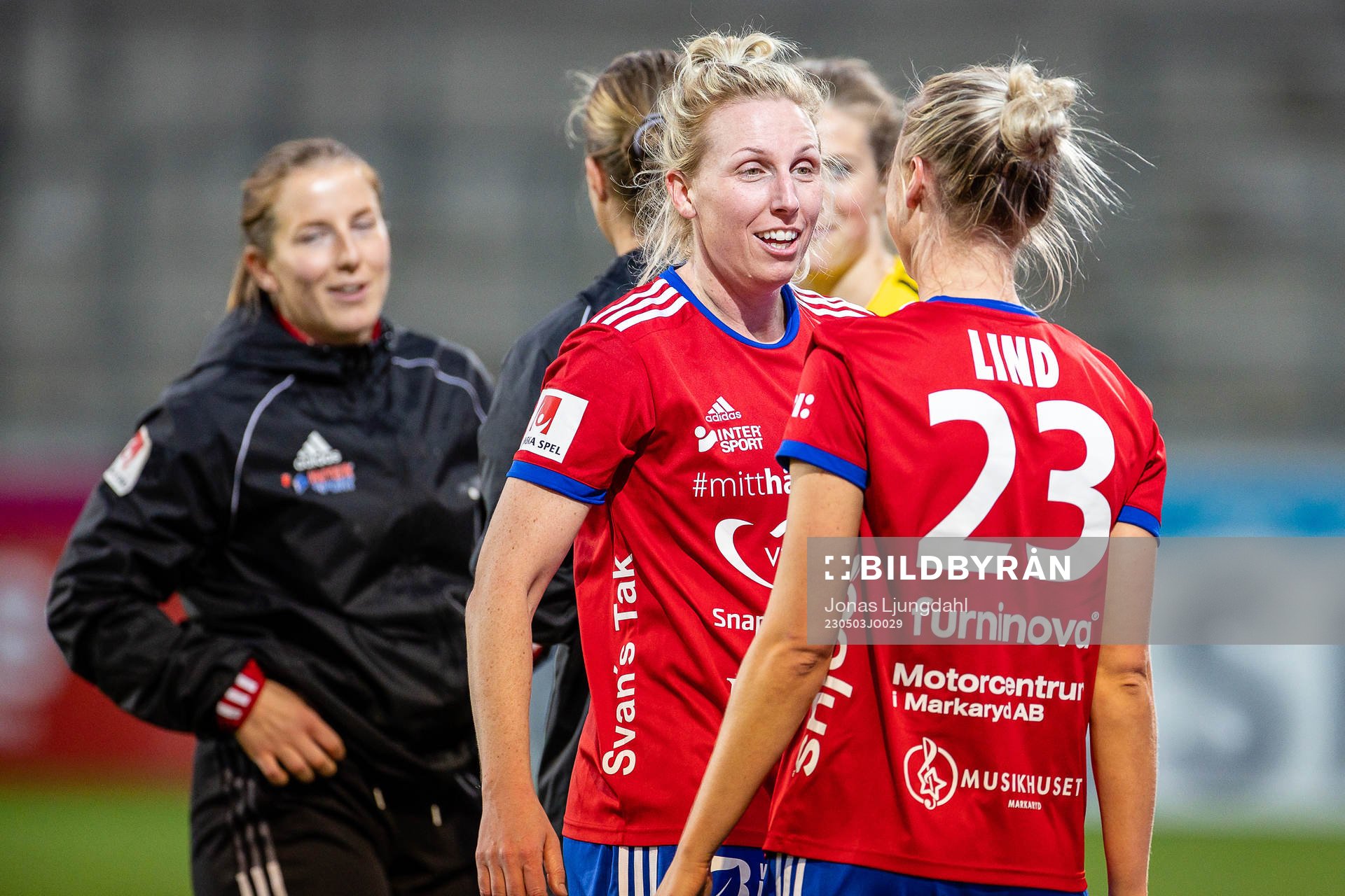 Vittsjös Sandra Adolfsson och Kajsa Lind jublar