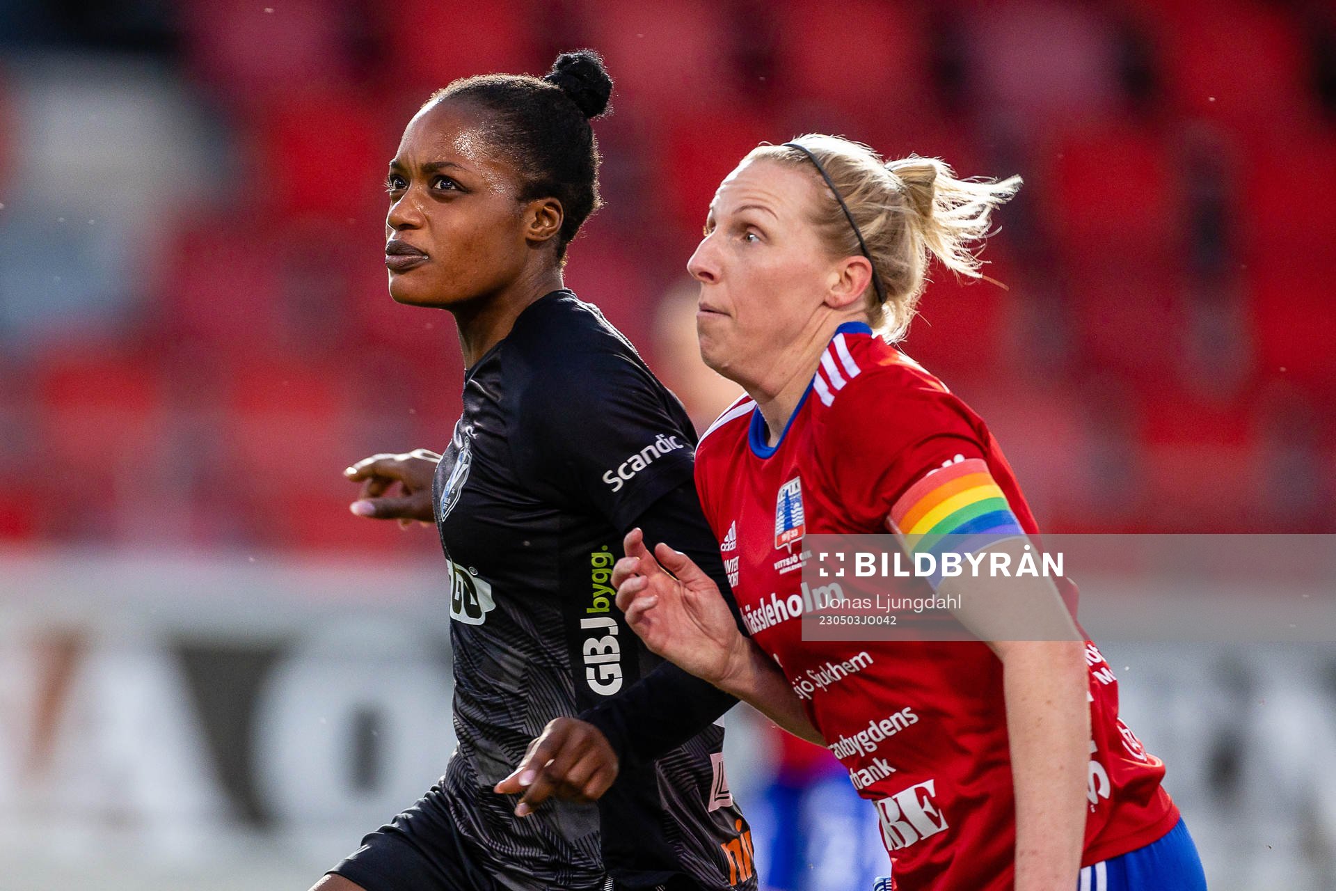 Växjö DFFs Evelyn Ijeh och Vittsjös Sandra Adolfsson