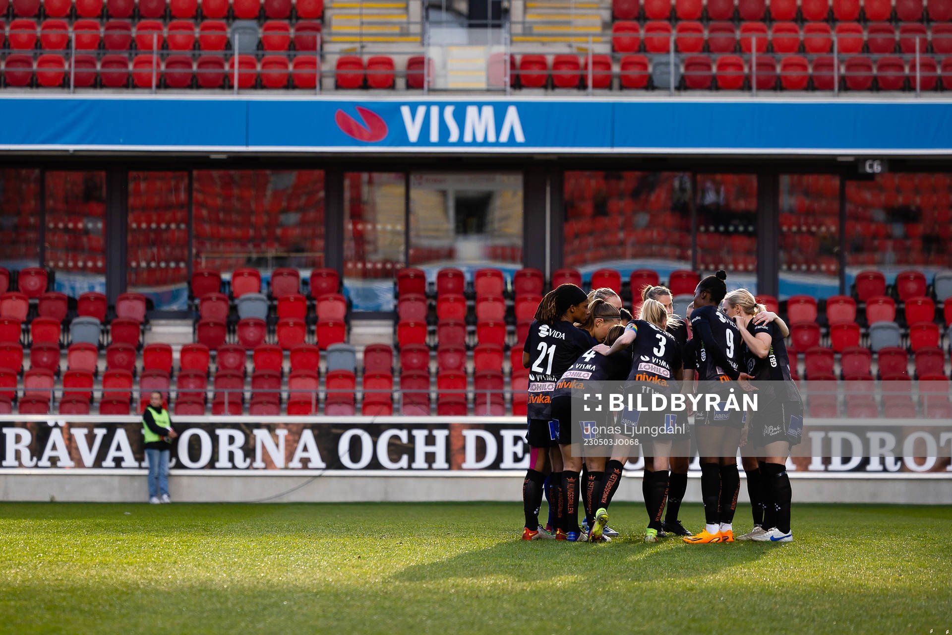Växjö DFFs spelare samlas före fotbollsmatchen i