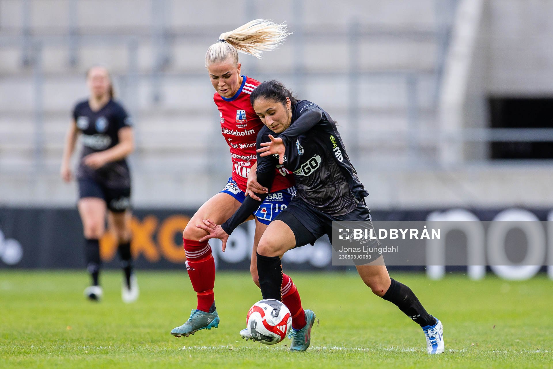 Vittsjös Moa Karlsson och Växjö DFFs Nesrin Akgun