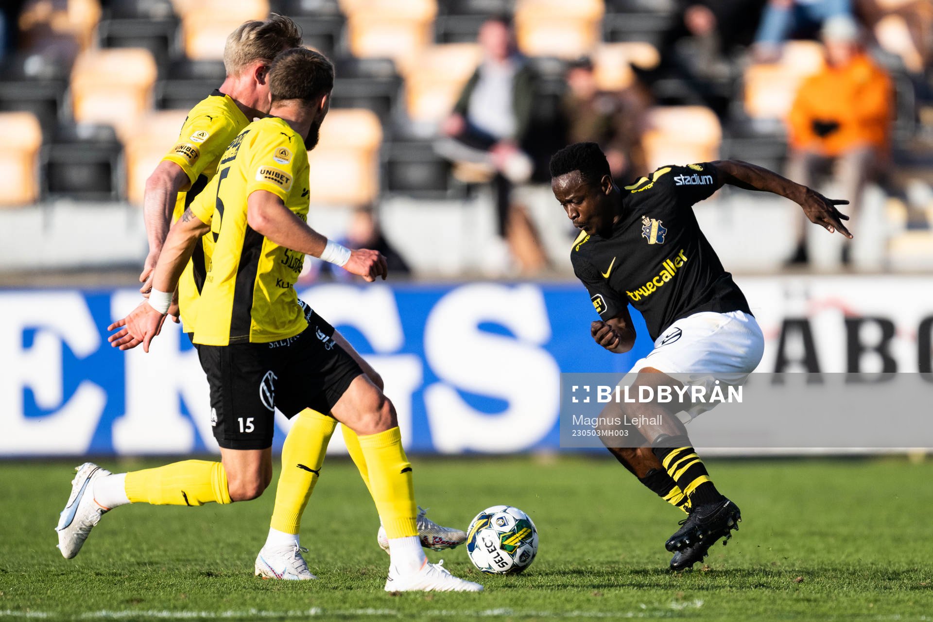AIKs Erick Otieno mot Mjällbys Herman Johansson och Ivan