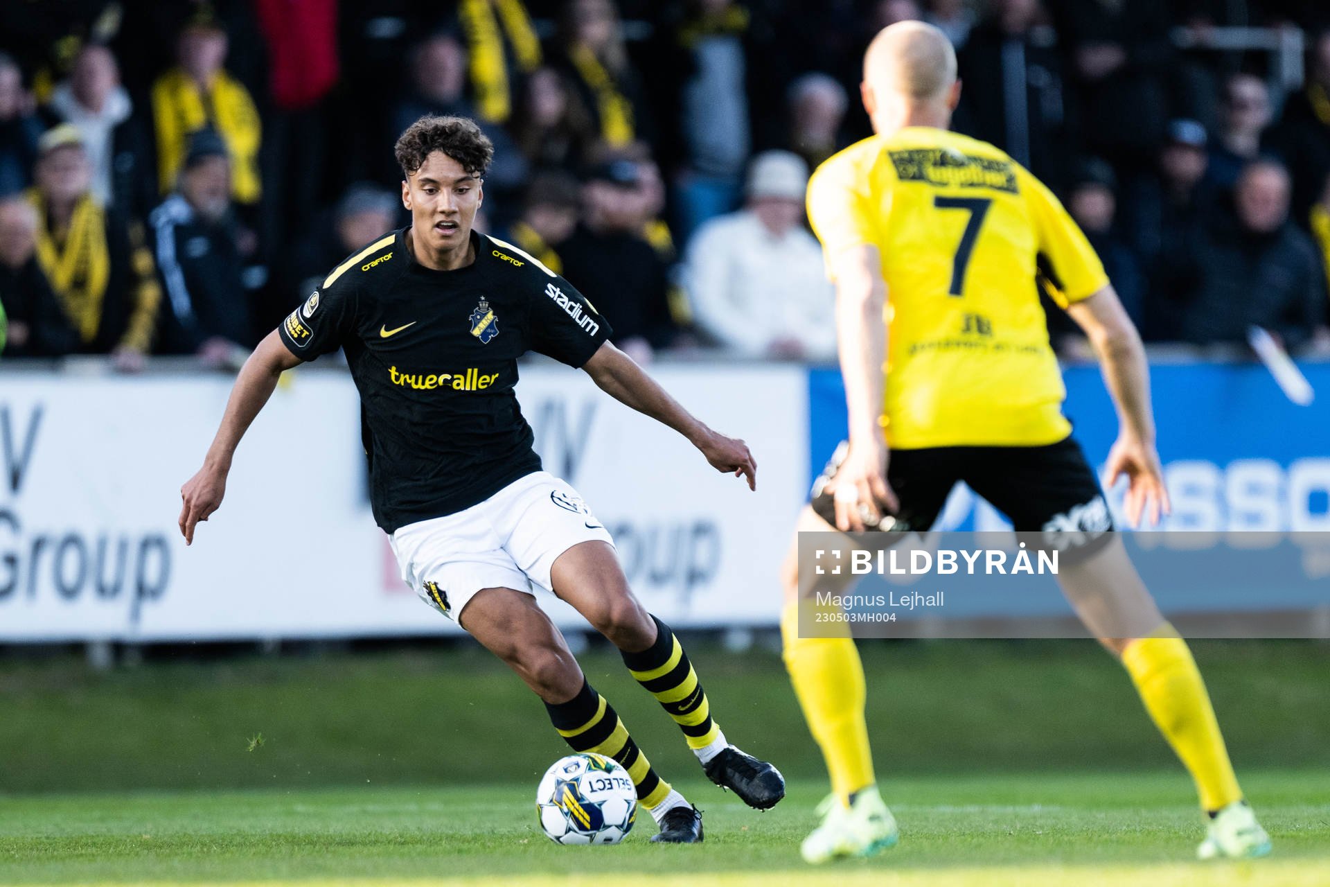 AIKs Robin Tihi mot Mjällbys Viktor Gustafson