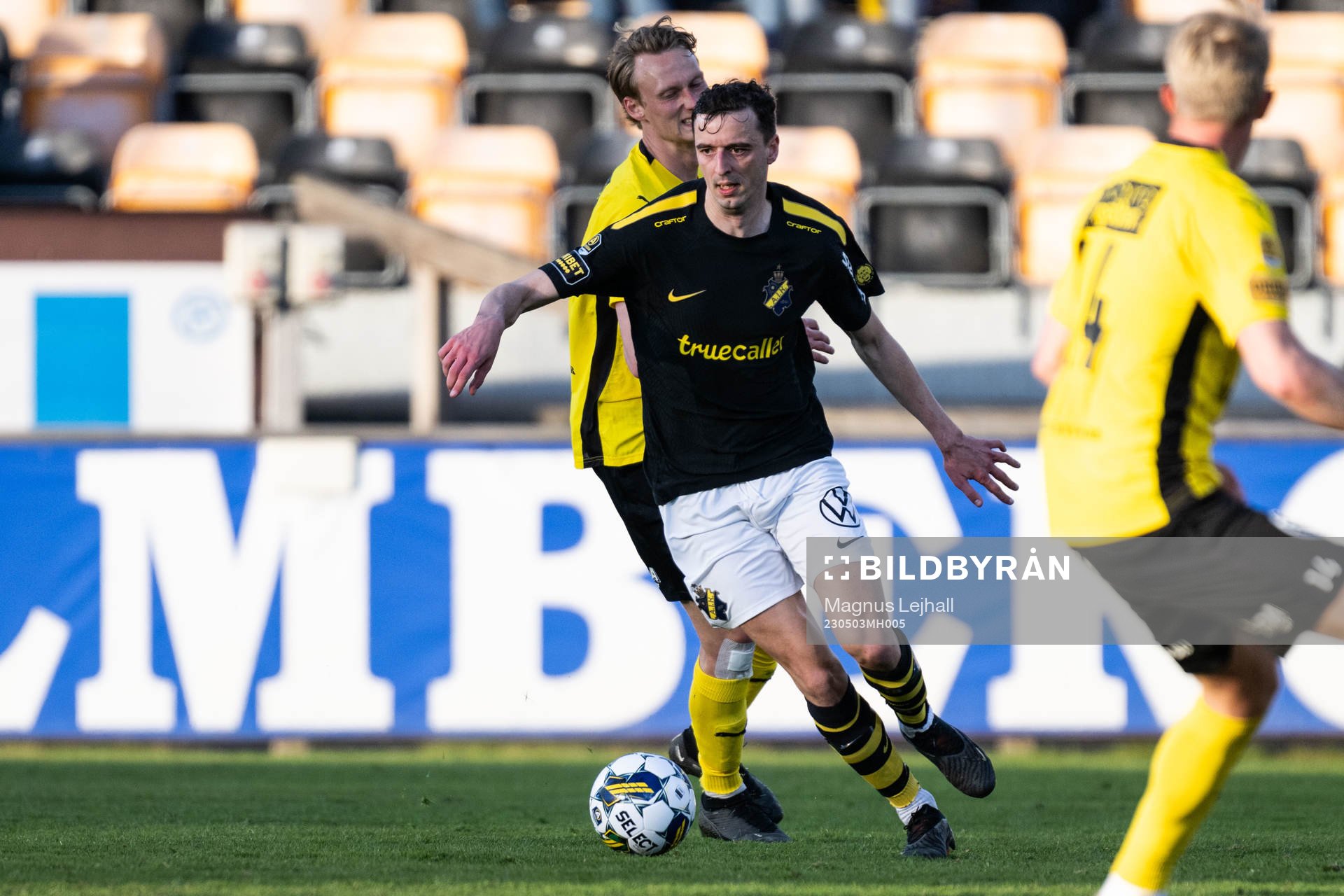 AIKs Jetmir Haliti mot Mjällbys Alexander Johansson