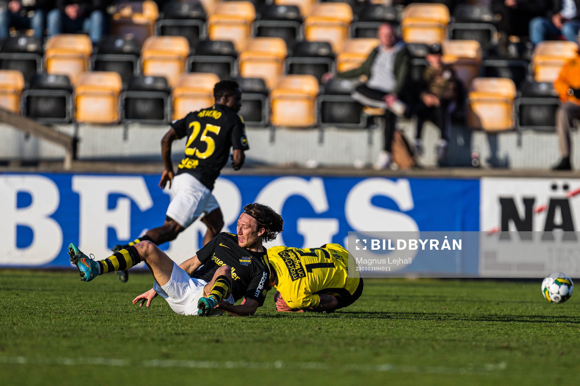 AIKs Axel Björnström och Mjällbys Ivan Kricak