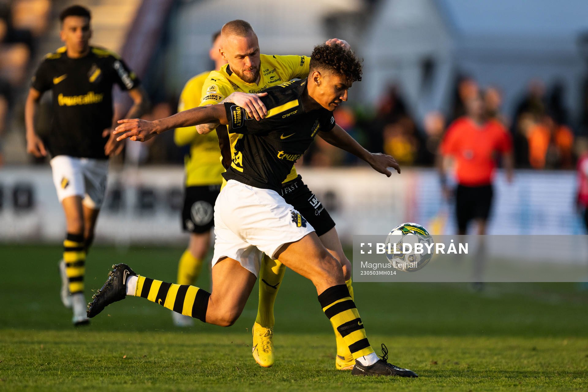 Mjällbys Adam Ståhl och AIKs Robin Tihi under fotbollsmatchen i Allsvenskan mellan Mjällby och AIK den 3 maj 2023 i Hällevik. 