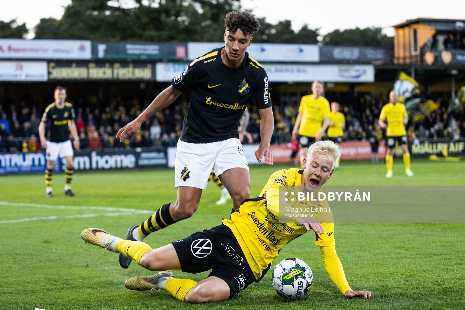 AIKs Robin Tihi och Mjällbys Otto Rosengren