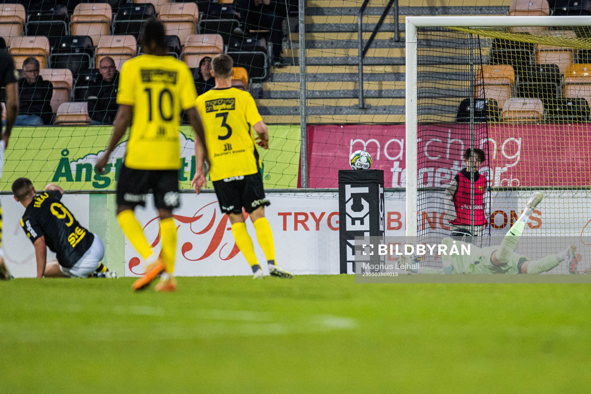 AIKs Omar Faraj  med målchans på Mjällbys målvakt Noel