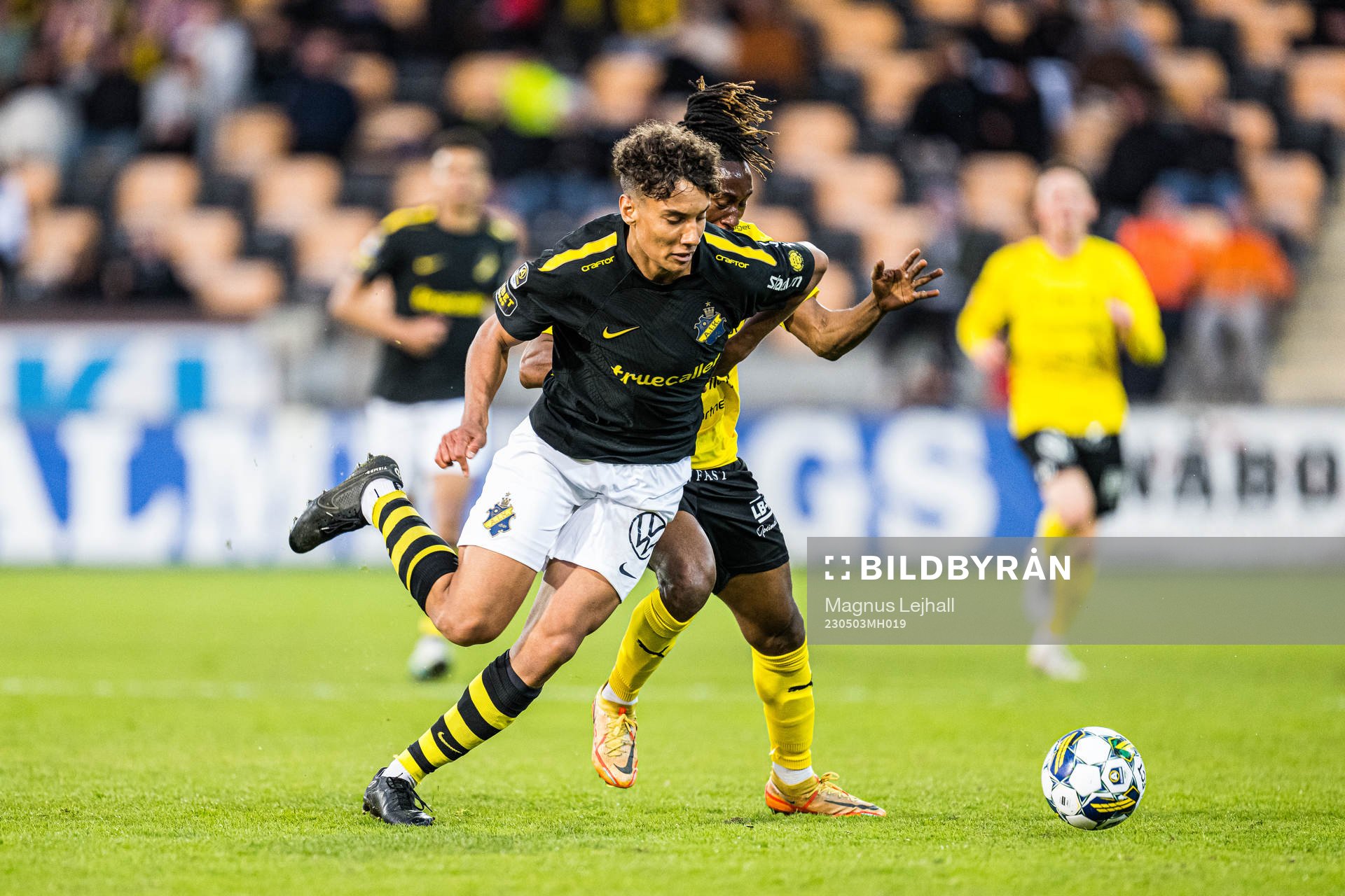 AIKs Robin Tihi och Mjällbys Mamudu Moro