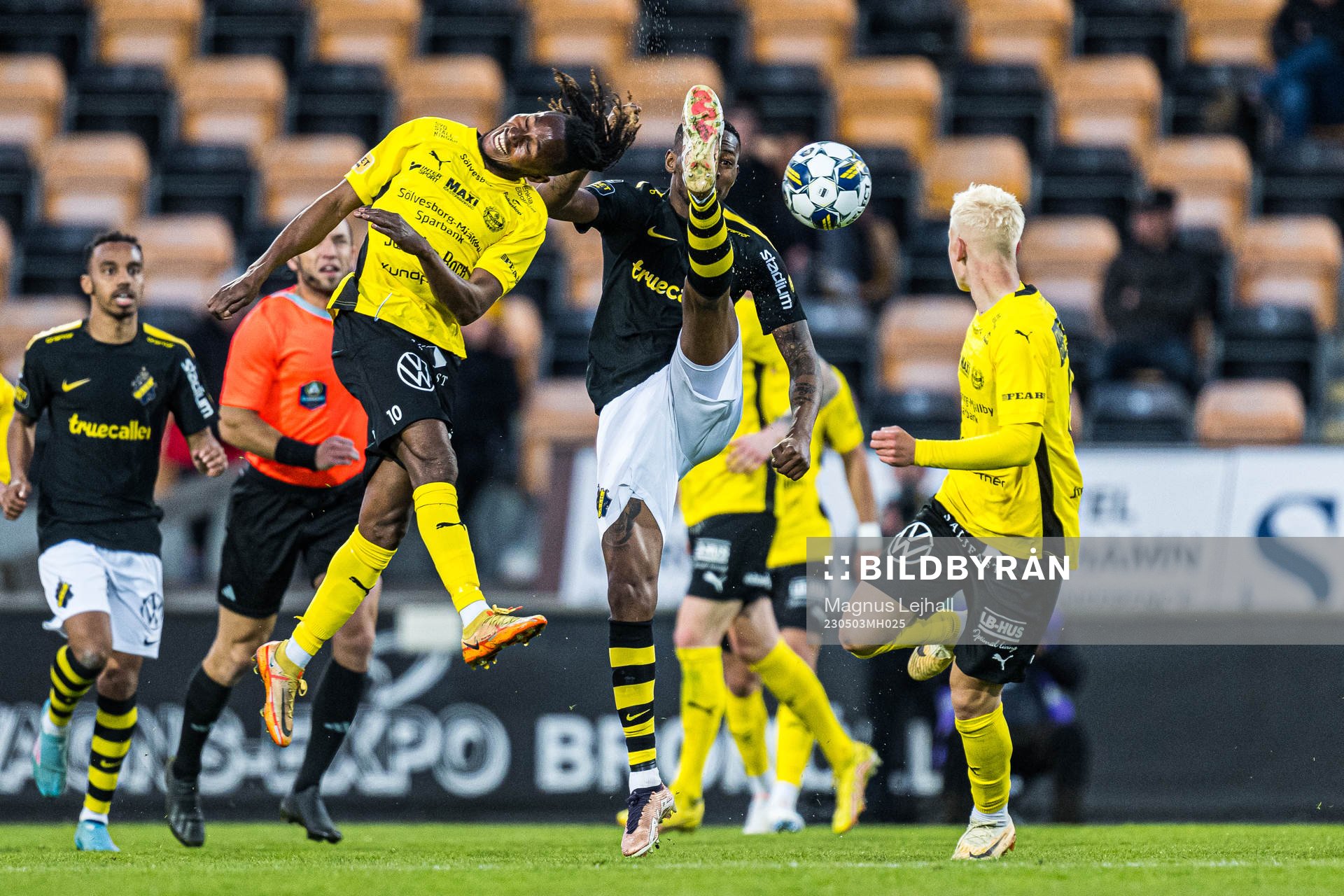 AIKs Aboubakar Keita och Mjällbys Mamudu Moro