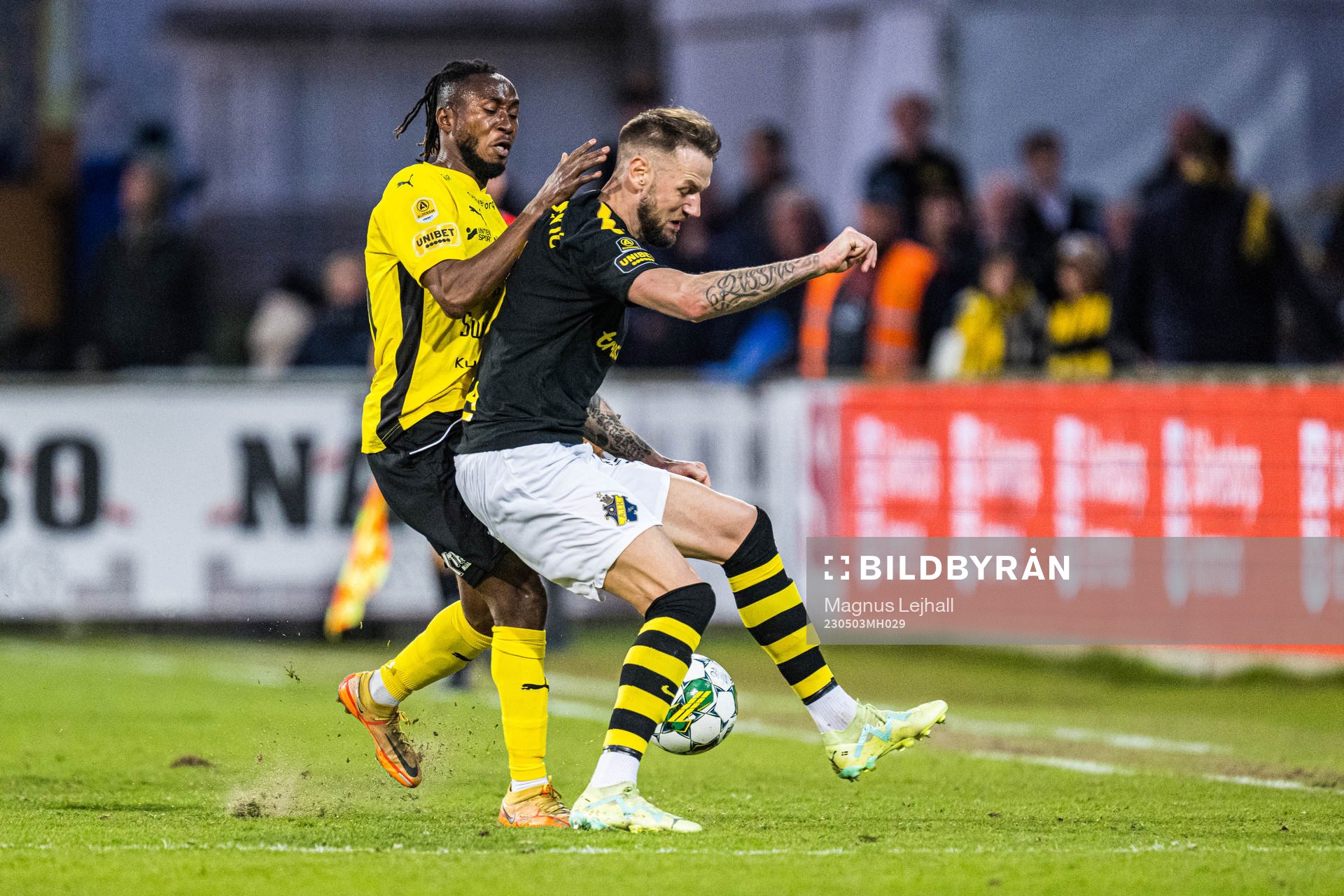 Mjällbys Mamudu Moro och AIKs Alexander Milosevic