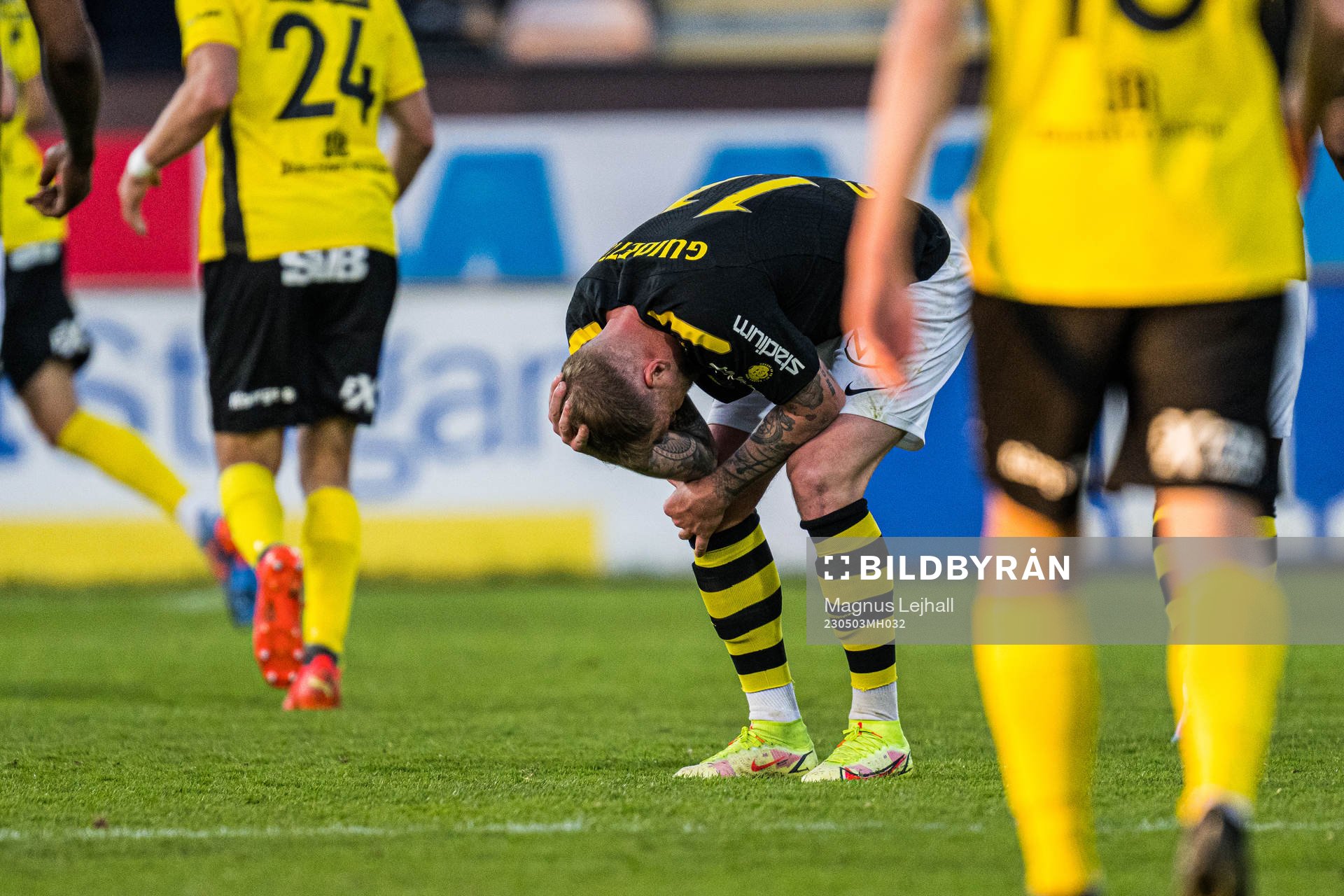 AIKs John Guidetti har ont under fotbollsmatchen i Allsvenskan mellan Mjällby och AIK den 3 maj 2023 i Hällevik. 