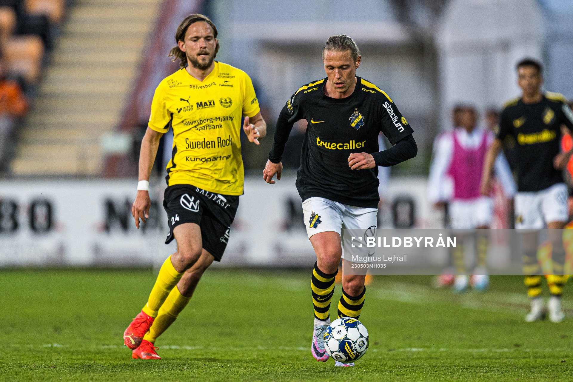 AIKs Viktor Fischer och Mjällbys Tom Pettersson