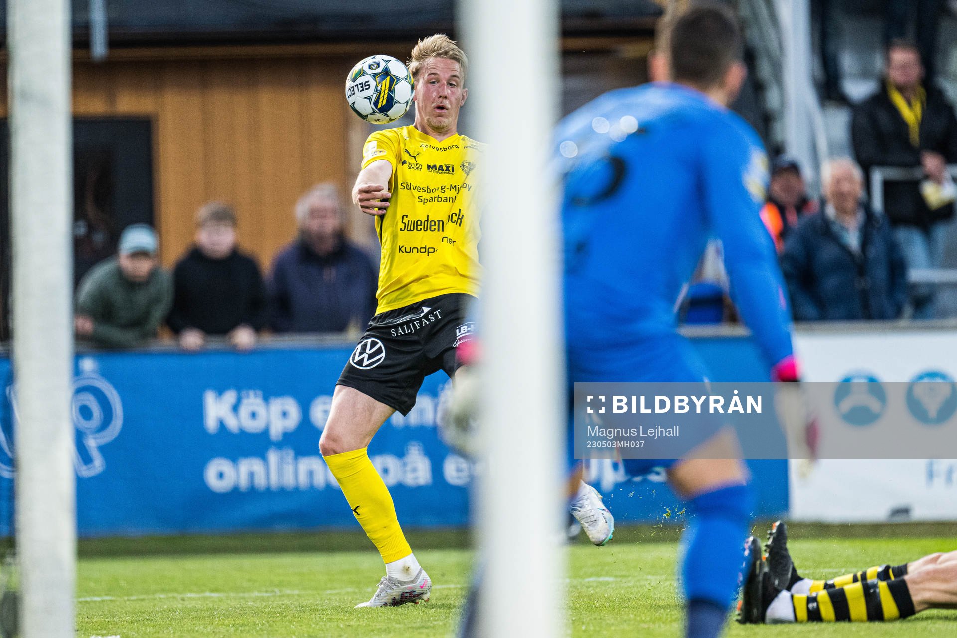 Mjällbys Herman Johansson och AIKs målvakt Kristoffer Nordfeldt under fotbollsmatchen i Allsvenskan mellan Mjällby och AIK den 3 maj 2023 i Hällevik.
