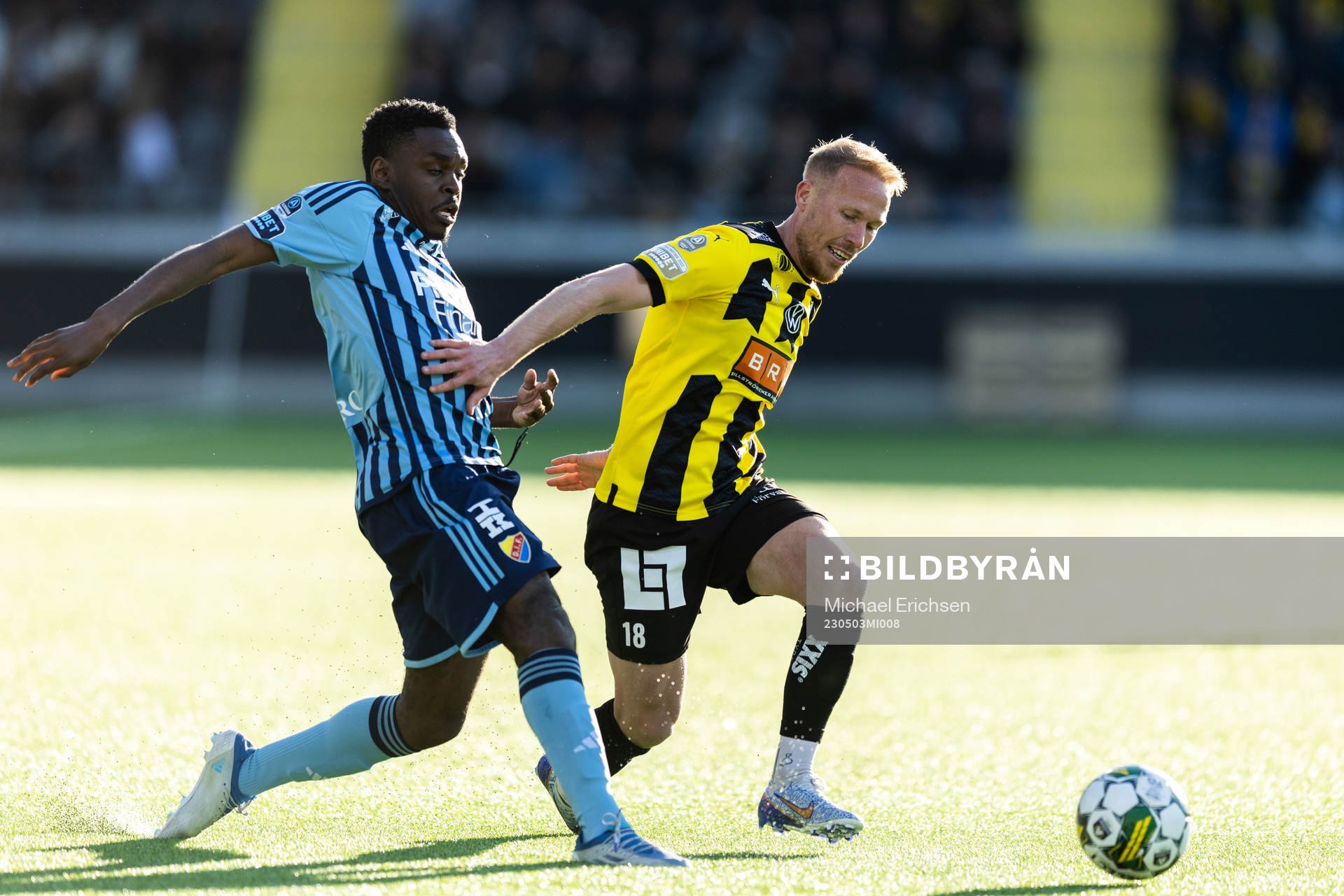 Djurgårdens Joel Asoro och Häckens Mikkel Rygaard Jensen