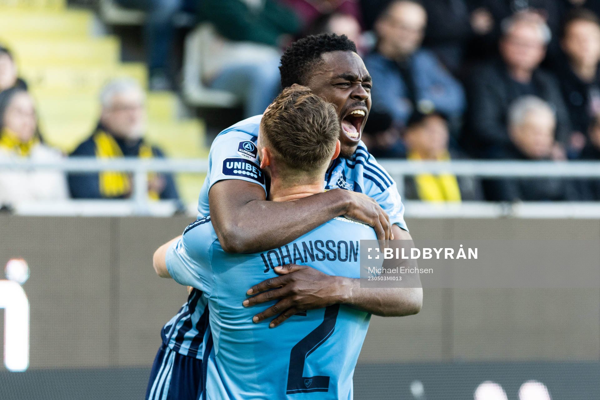 Djurgårdens Joel Asoro jublar med Piotr Johansson
