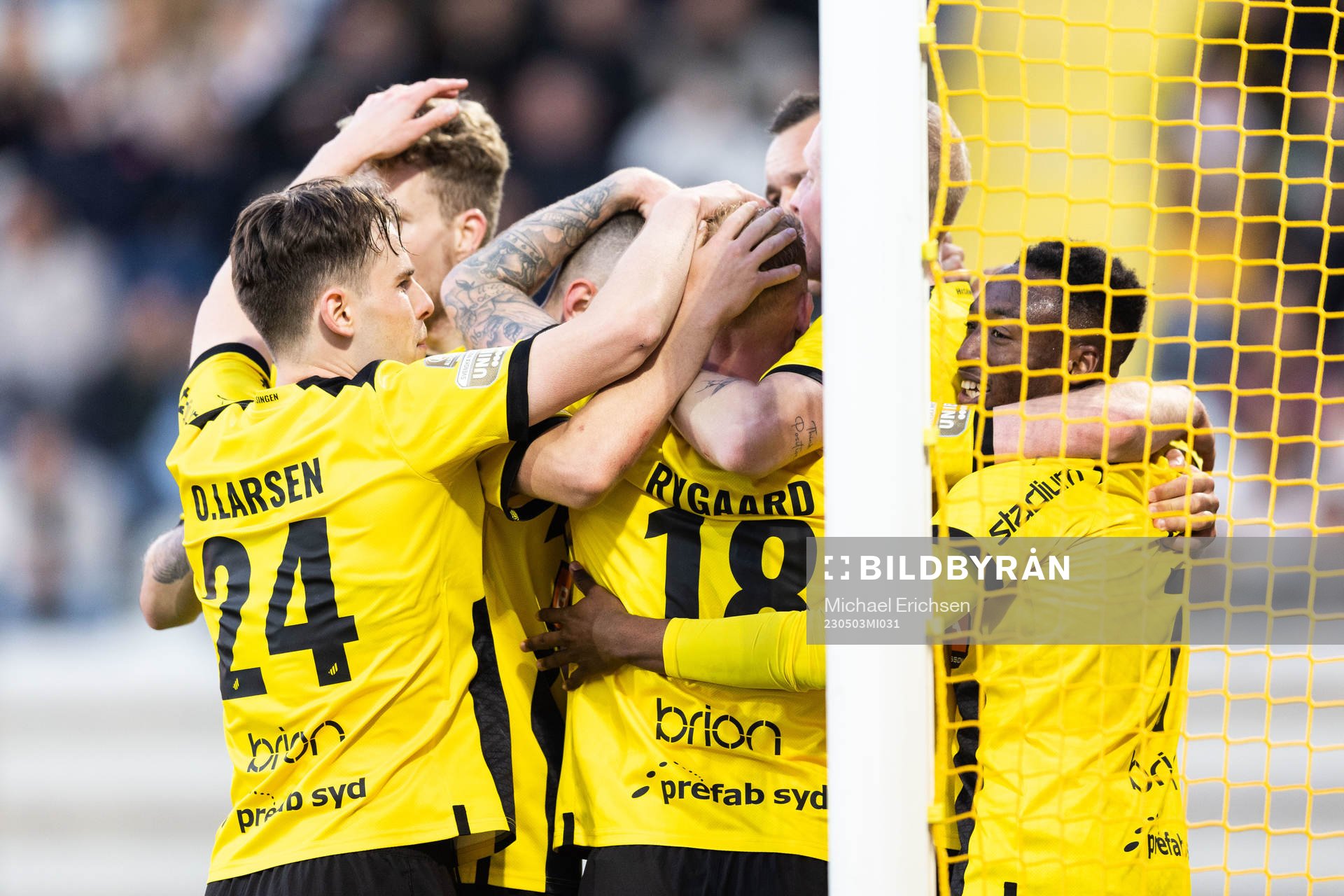 Häckens Even Hovland jublar med lagkamrater