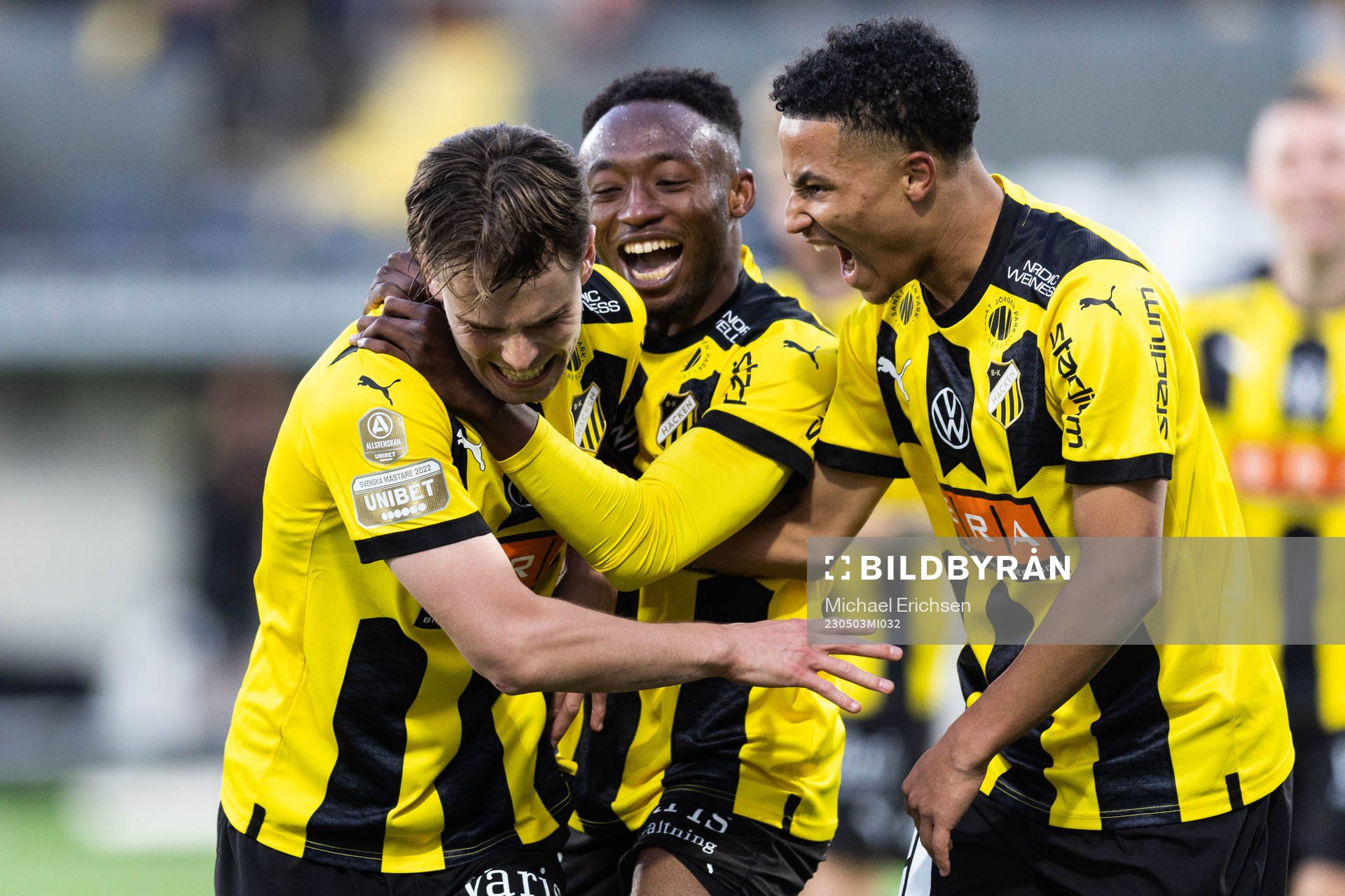 Häckens Lars Olden Larsen jublar med Benie Adama Traore