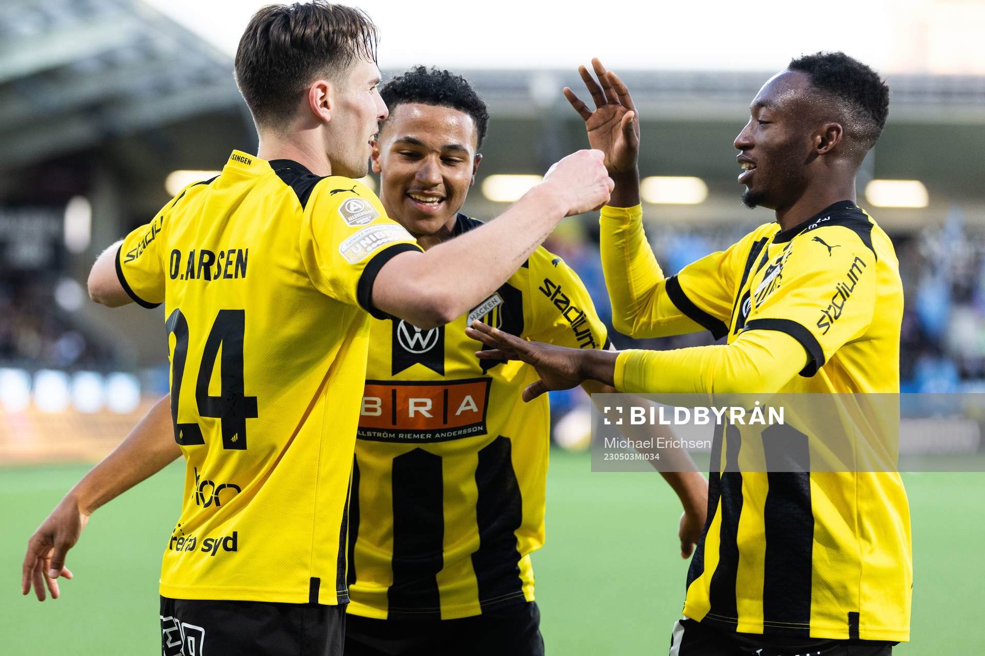 Häckens Lars Olden Larsen jublar med Momodou Lamin Sonko