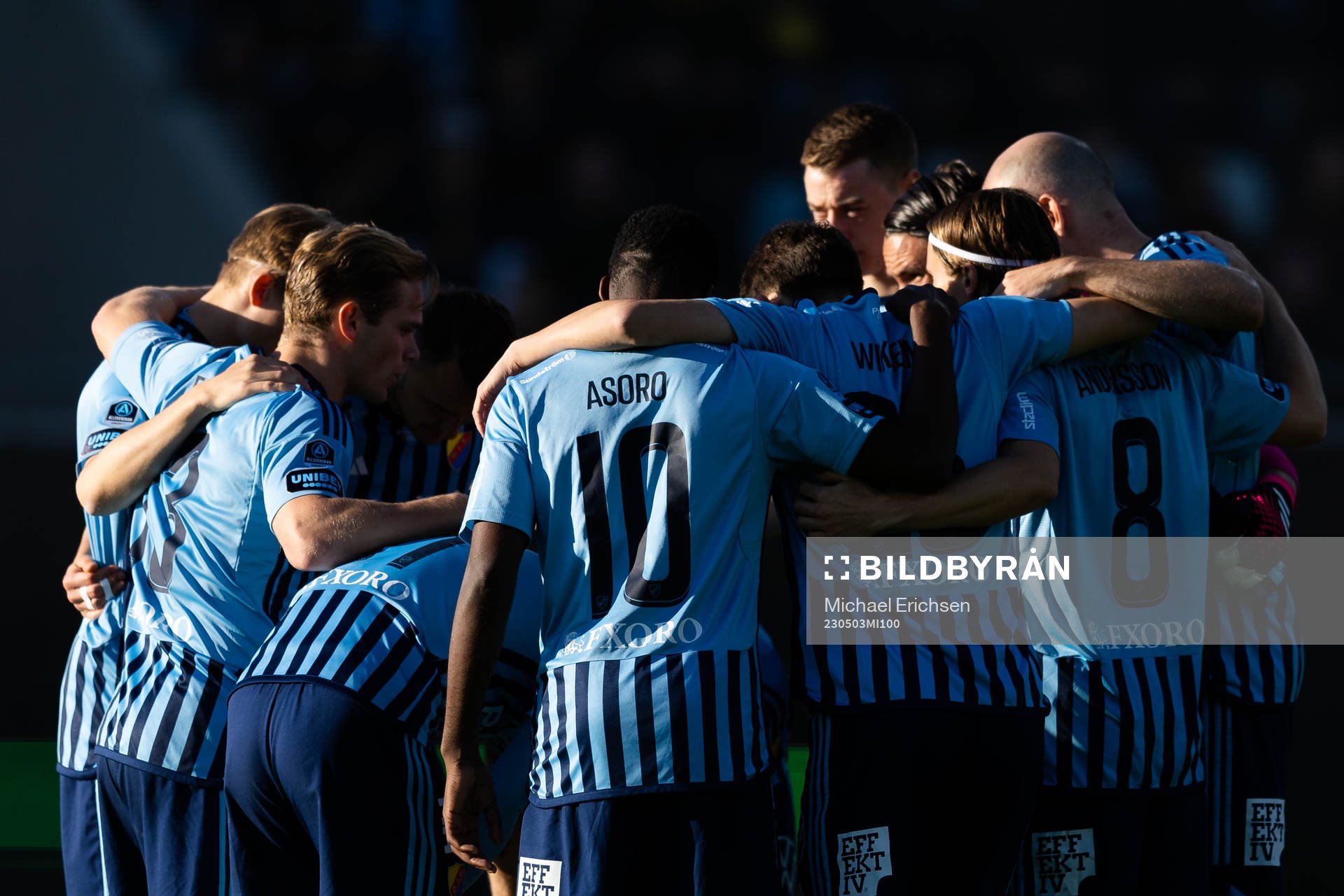 Djurgårdens spelare samlade innan  fotbollsmatchen i