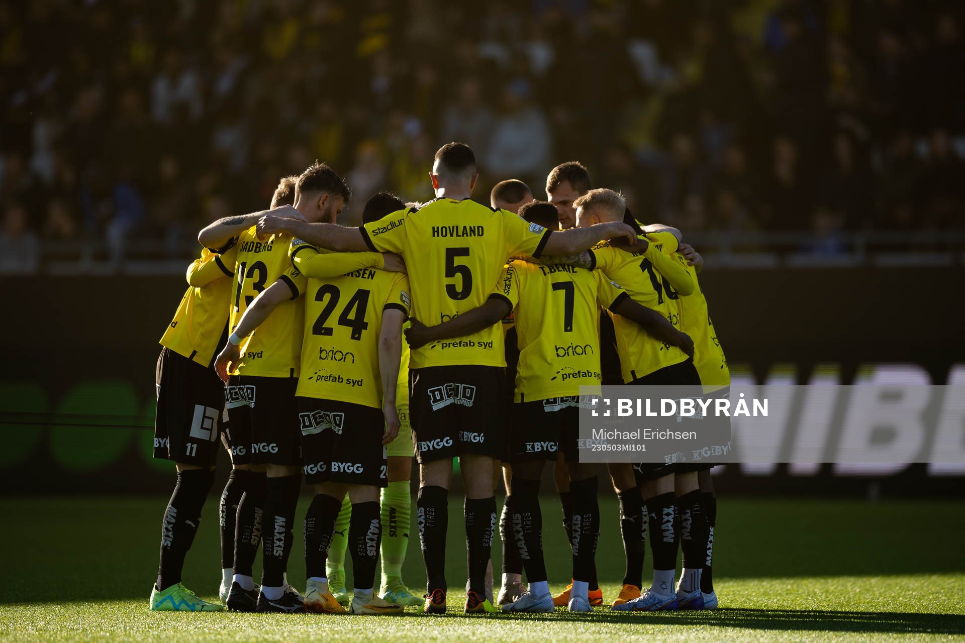 Häckens +spelare samlade innan fotbollsmatchen i