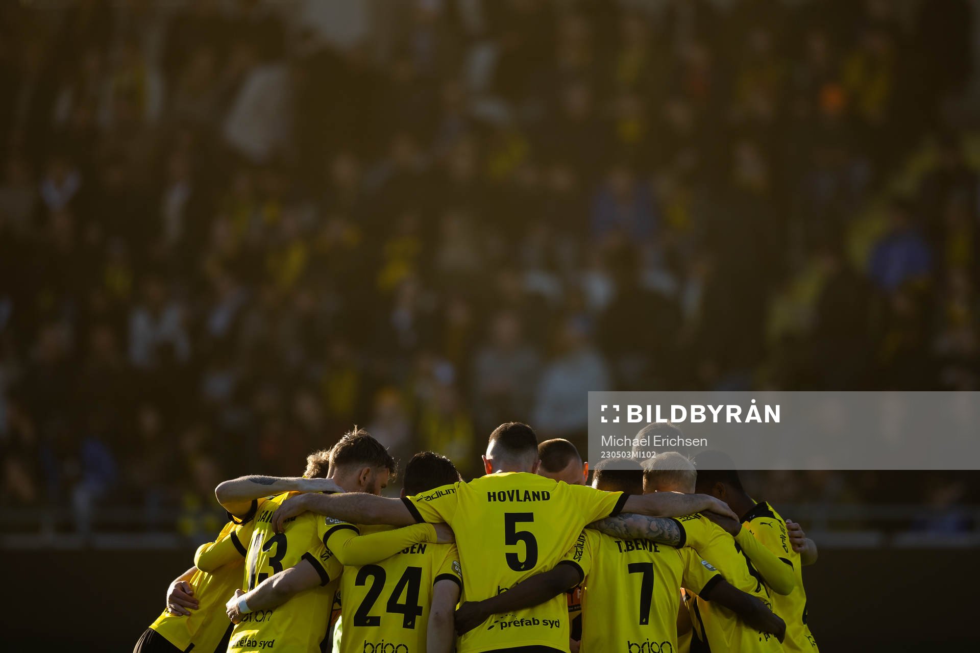 Häckens +spelare samlade innan fotbollsmatchen i