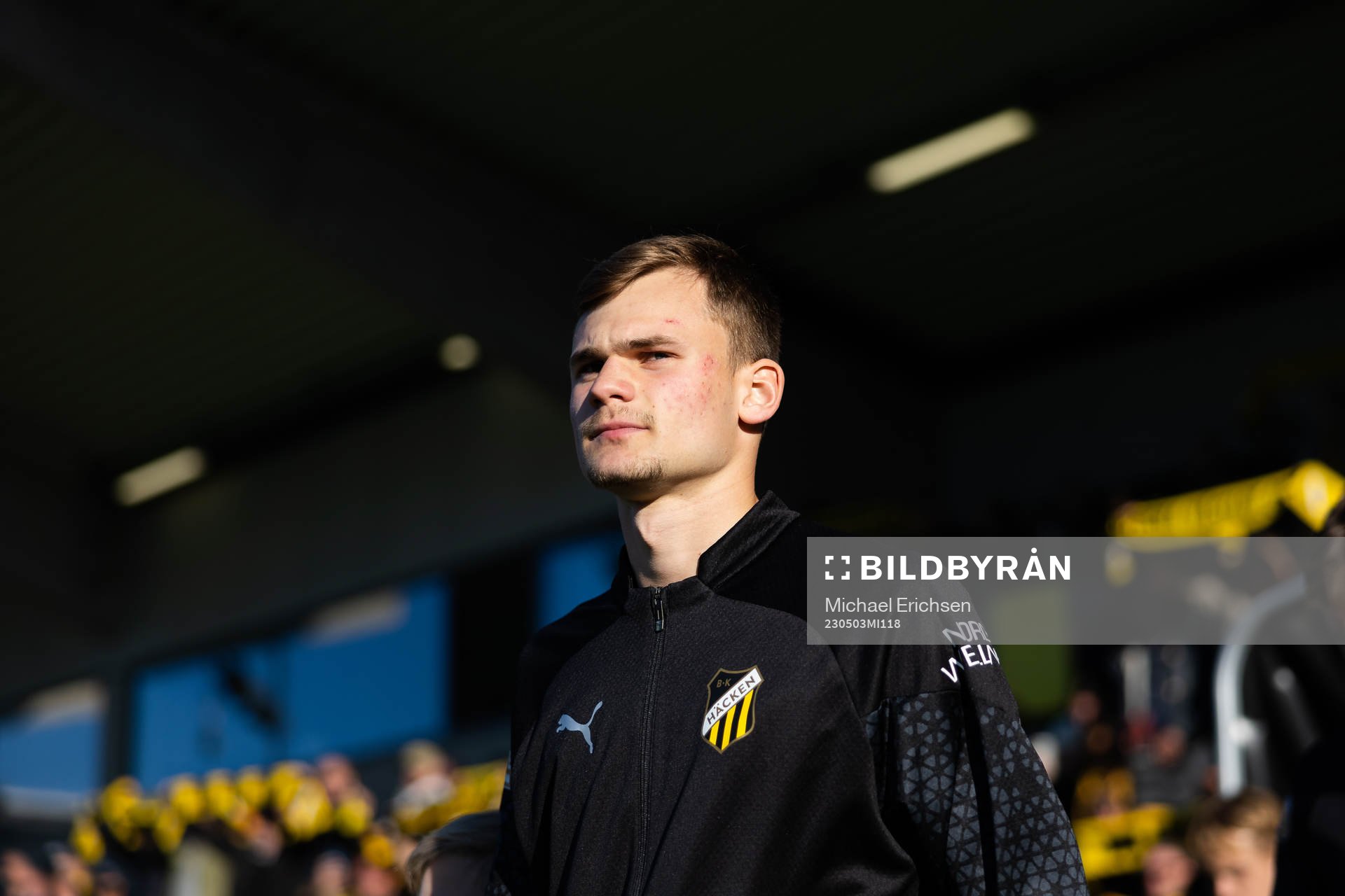 Häckens Oscar Uddenäs på väg ut till line up innan