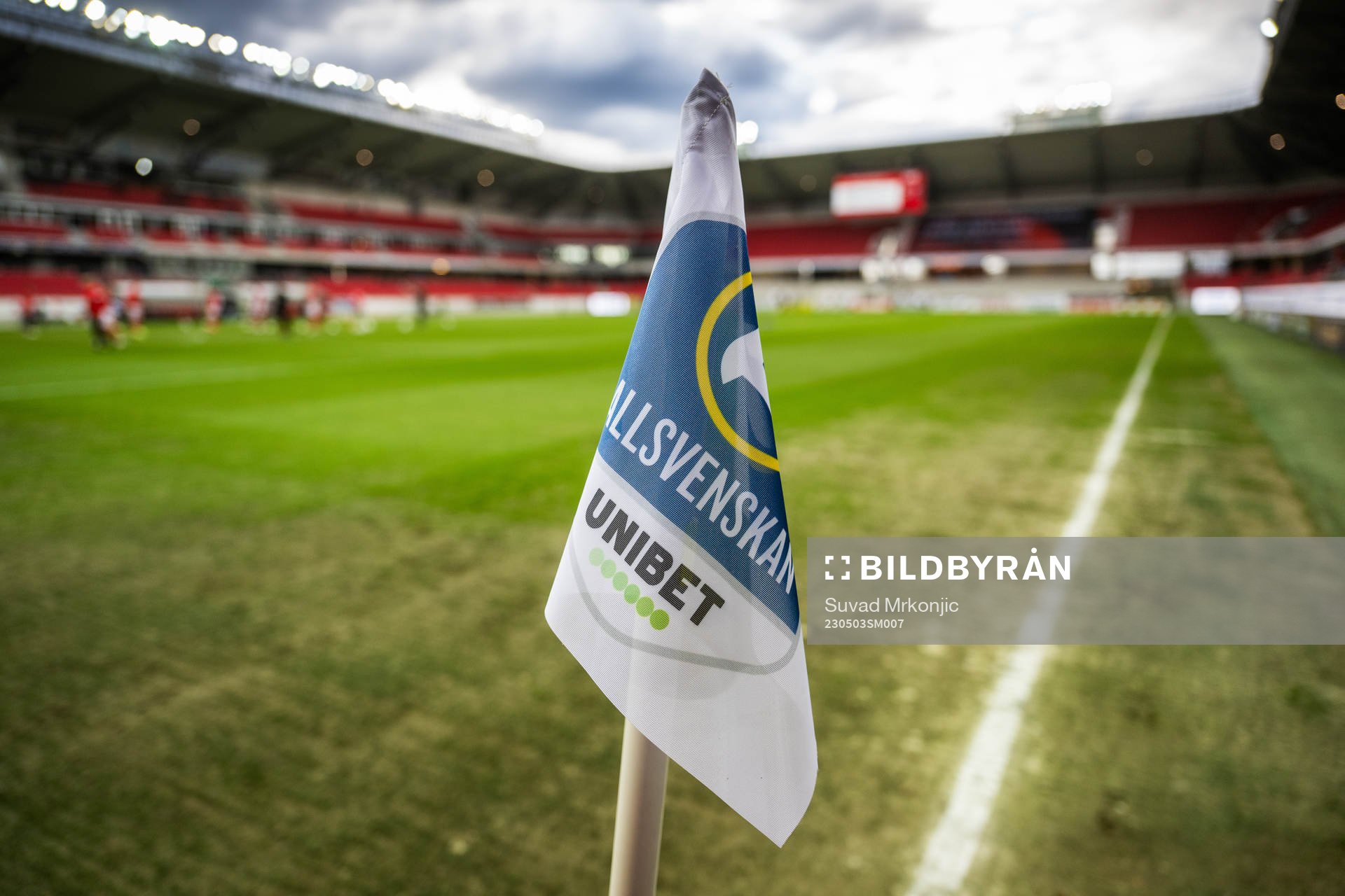 En hörnflagga på Guldfågeln Arena med Allsvenskans och Unibets logotyper inför fotbollsmatchen i Allsvenskan mellan Kalmar och Sirius den 3 maj 2023 i Kalmar.
