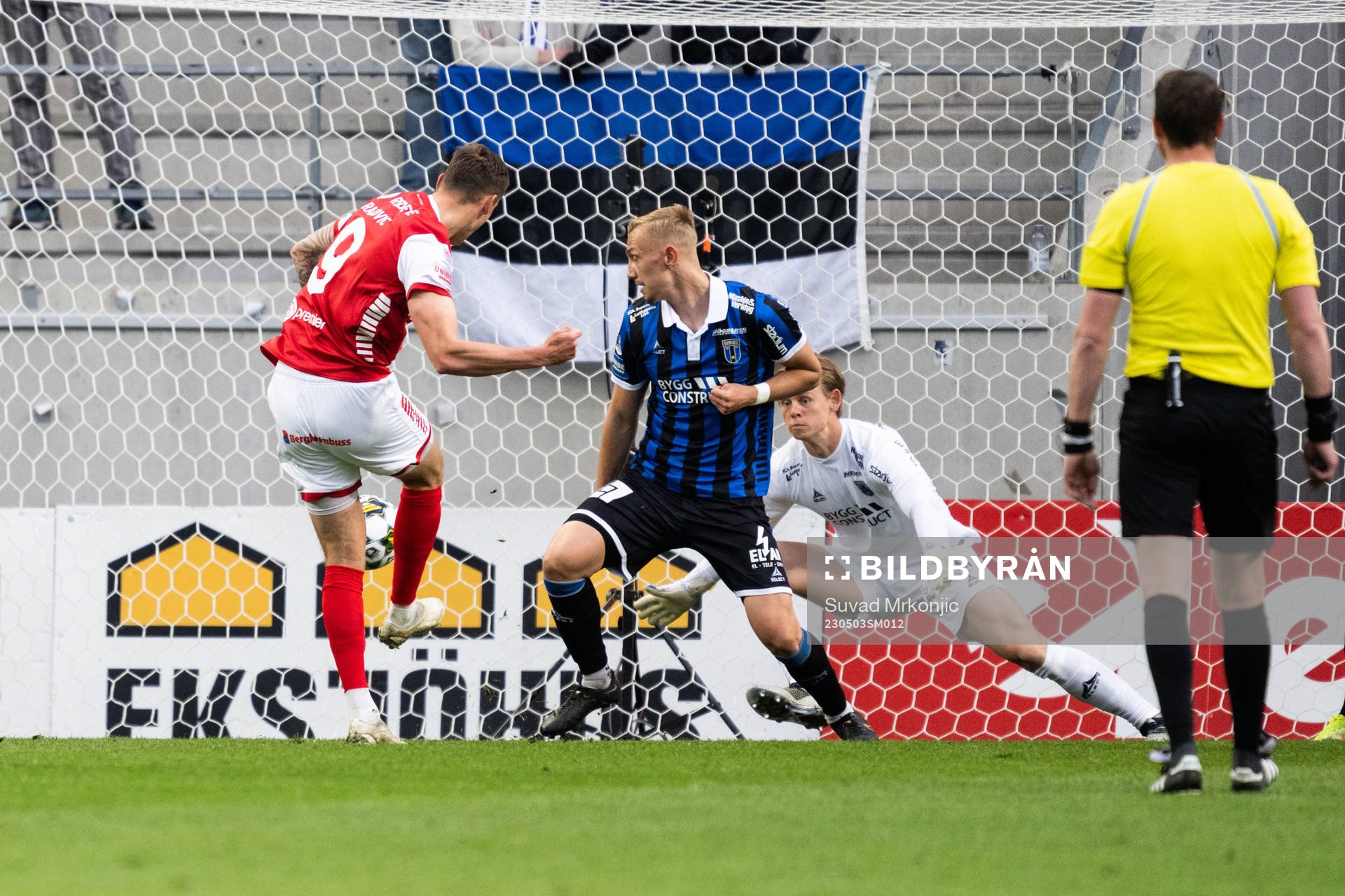 Kalmars Mileta Rajovic gör 1-0 bakom Sirius målvakt Jakob