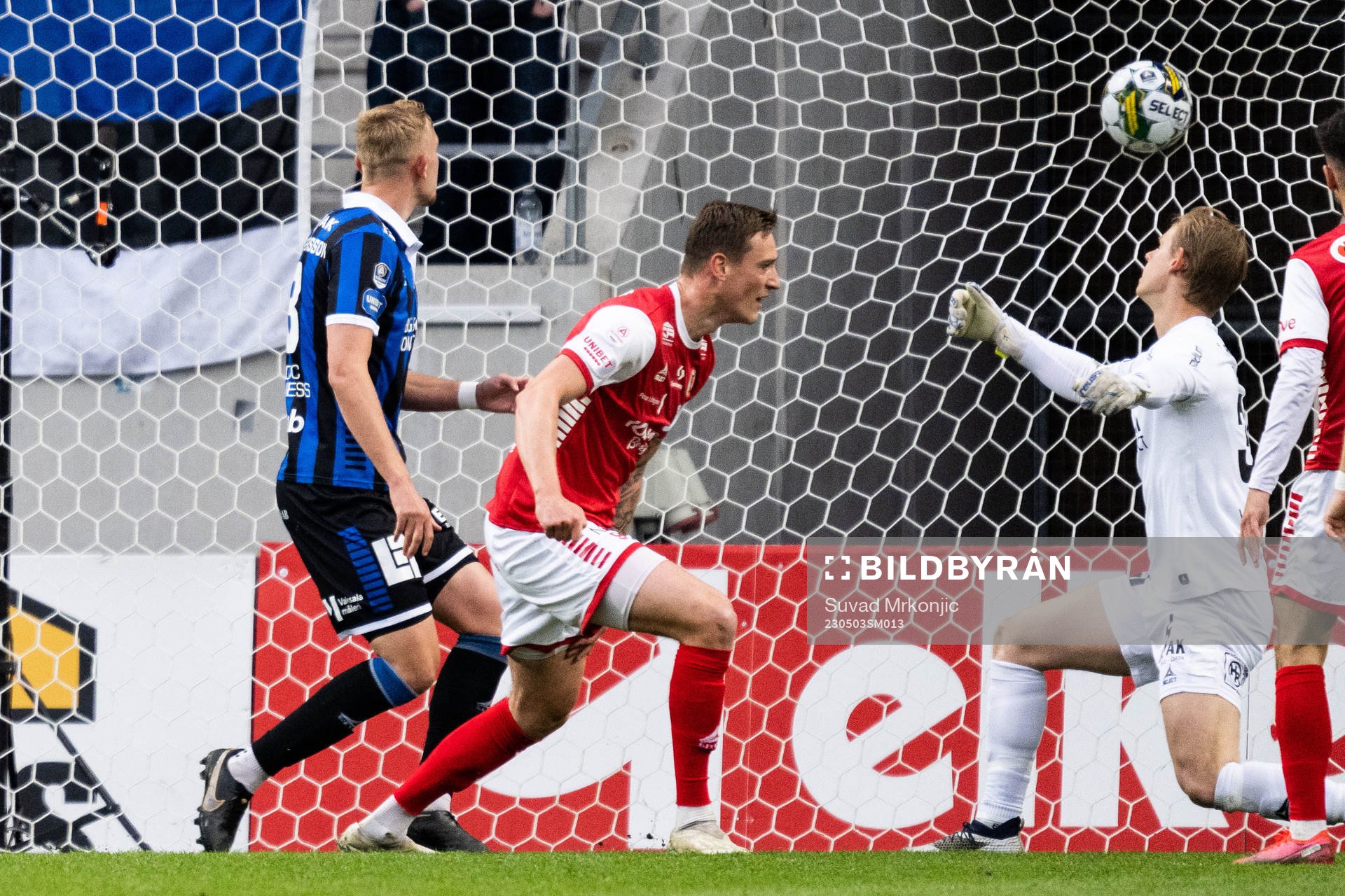 Kalmars Mileta Rajovic gör 2-0 bakom Sirius målvakt Jakob
