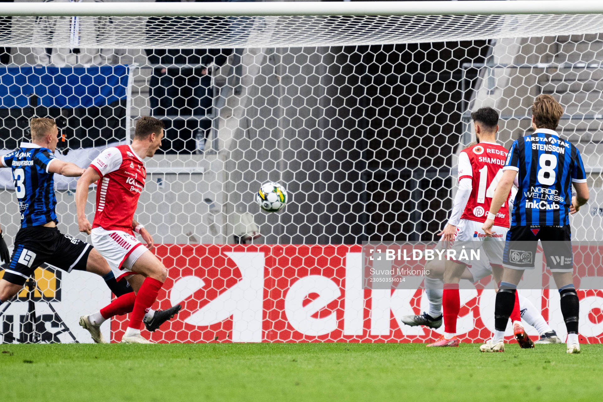 Kalmars Mileta Rajovic gör 2-0 bakom Sirius målvakt Jakob