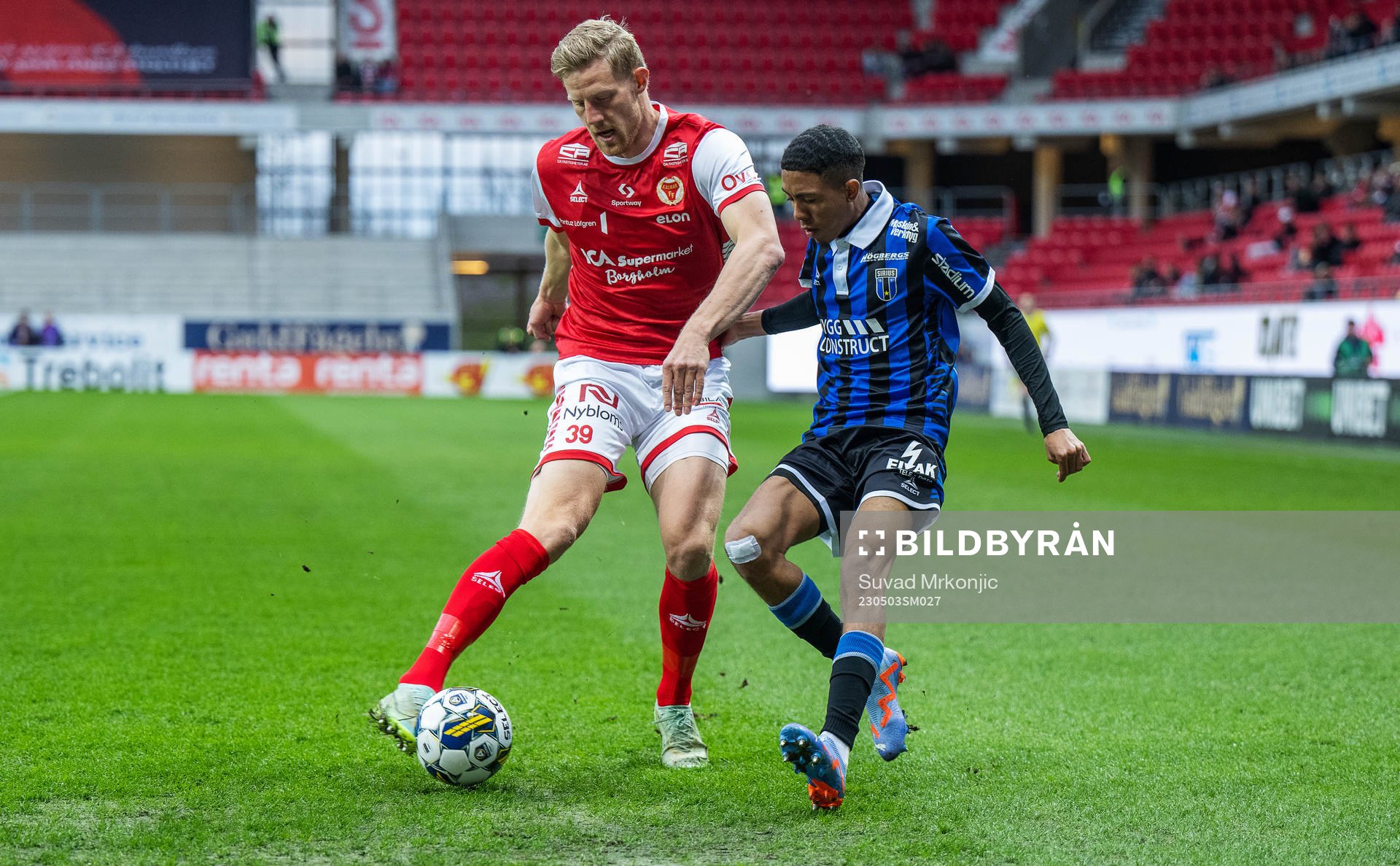 Kalmars Lars Saetra och Sirius Tashreeq Matthews under fotbollsmatchen i Allsvenskan mellan Kalmar och Sirius den 3 maj 2023 i Kalmar. 