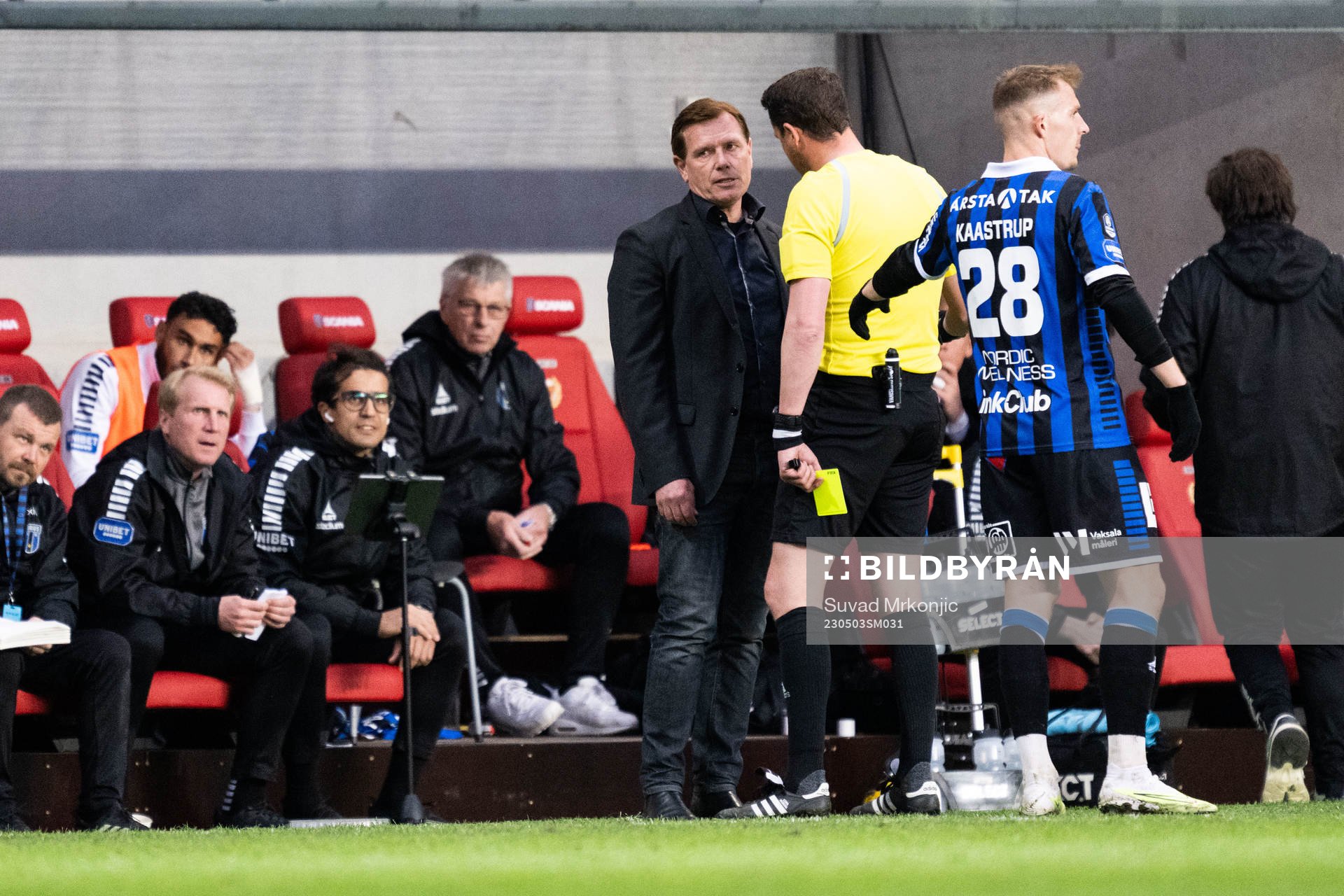 Sirius tränare Christer Mattiasson tilldelas gult kort av