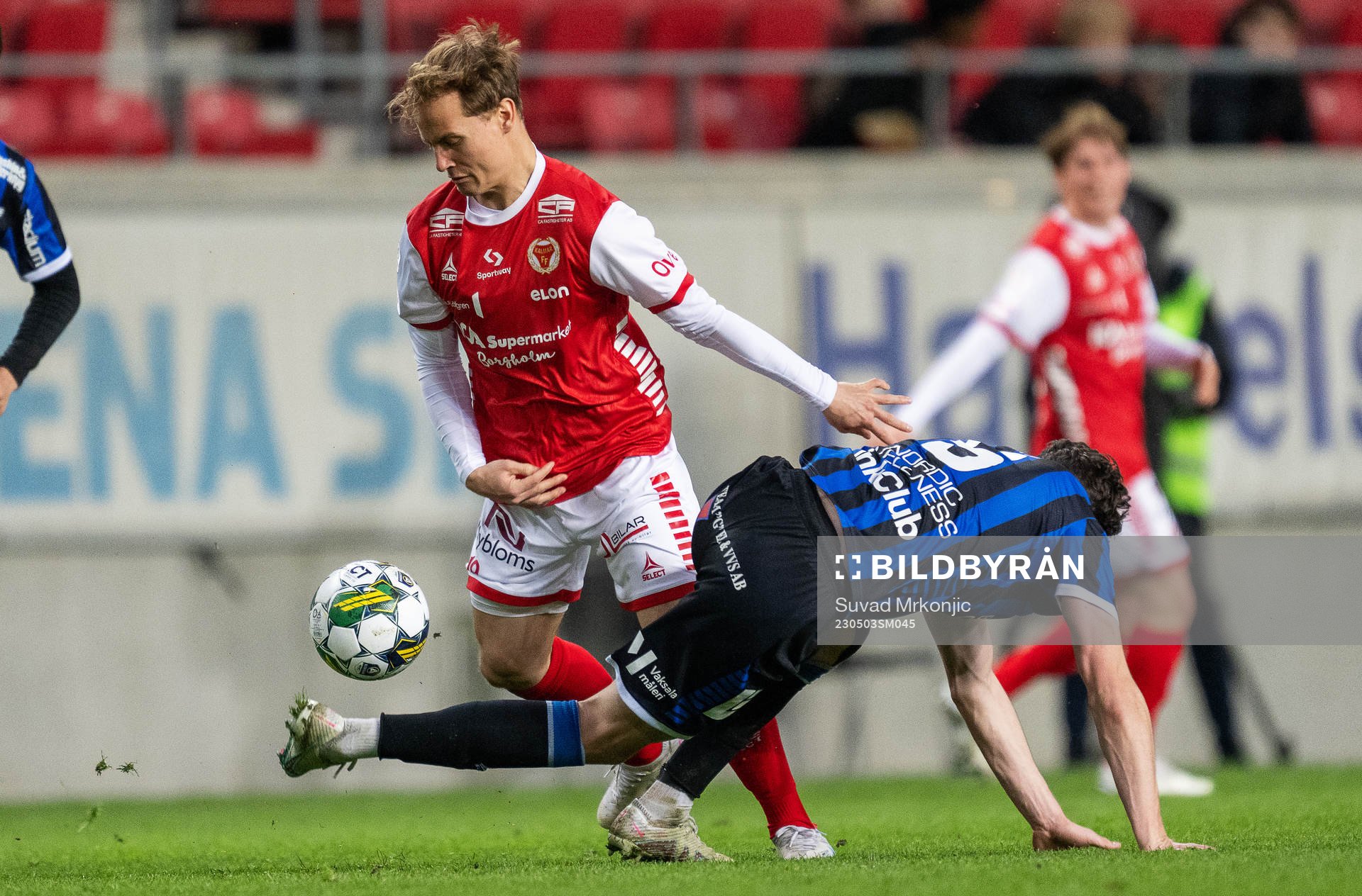 Kalmars Simon Skrabb och Sirius Jamie Roche under fotbollsmatchen i Allsvenskan mellan Kalmar och Sirius den 3 maj 2023 i Kalmar. 