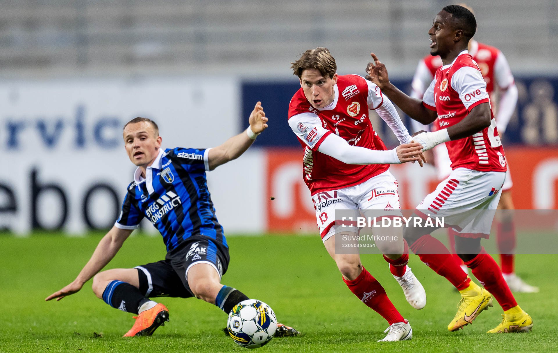 Sirius Aron Bjarnason och Kalmars Johan Karlsson under fotbollsmatchen i Allsvenskan mellan Kalmar och Sirius den 3 maj 2023 i Kalmar. 