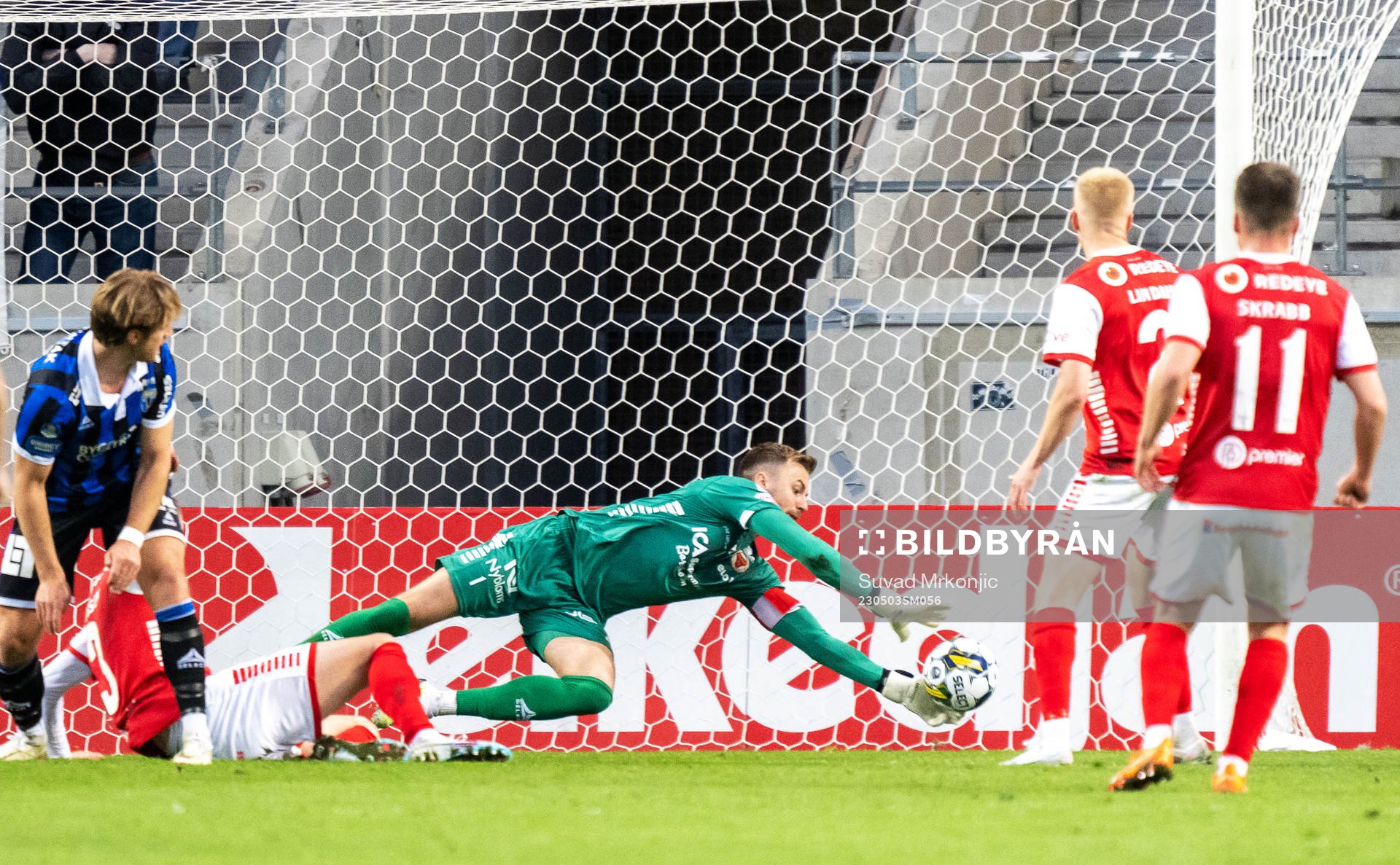 Kalmars målvakt Ricardo Friedrich gör en räddning under fotbollsmatchen i Allsvenskan mellan Kalmar och Sirius den 3 maj 2023 i Kalmar. 